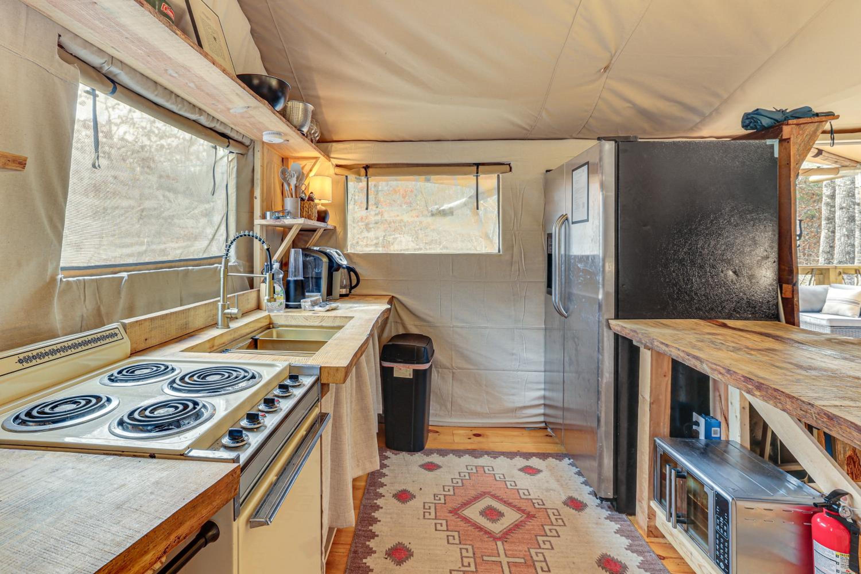 Hikers Hideaway with Hot Tub Near Lookout Mountain