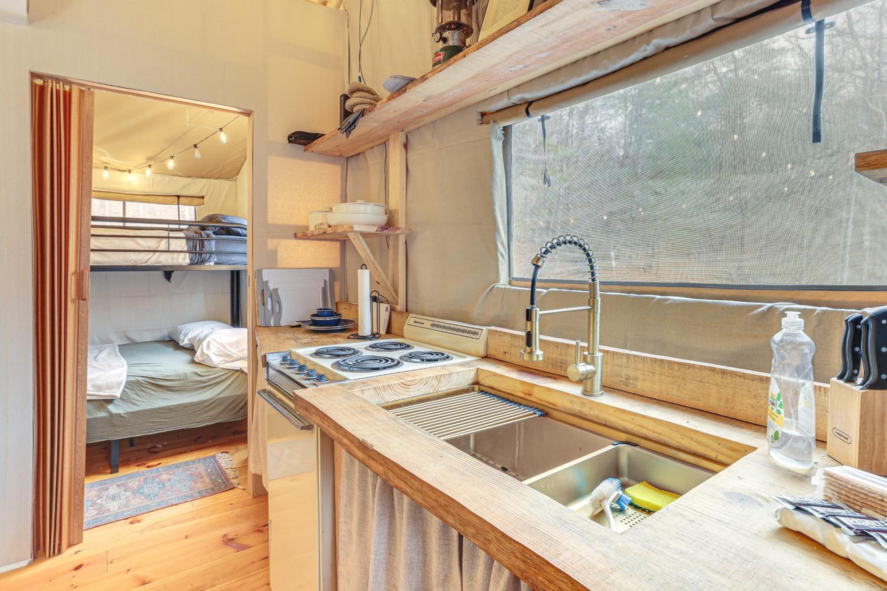 Hikers Hideaway with Hot Tub Near Lookout Mountain