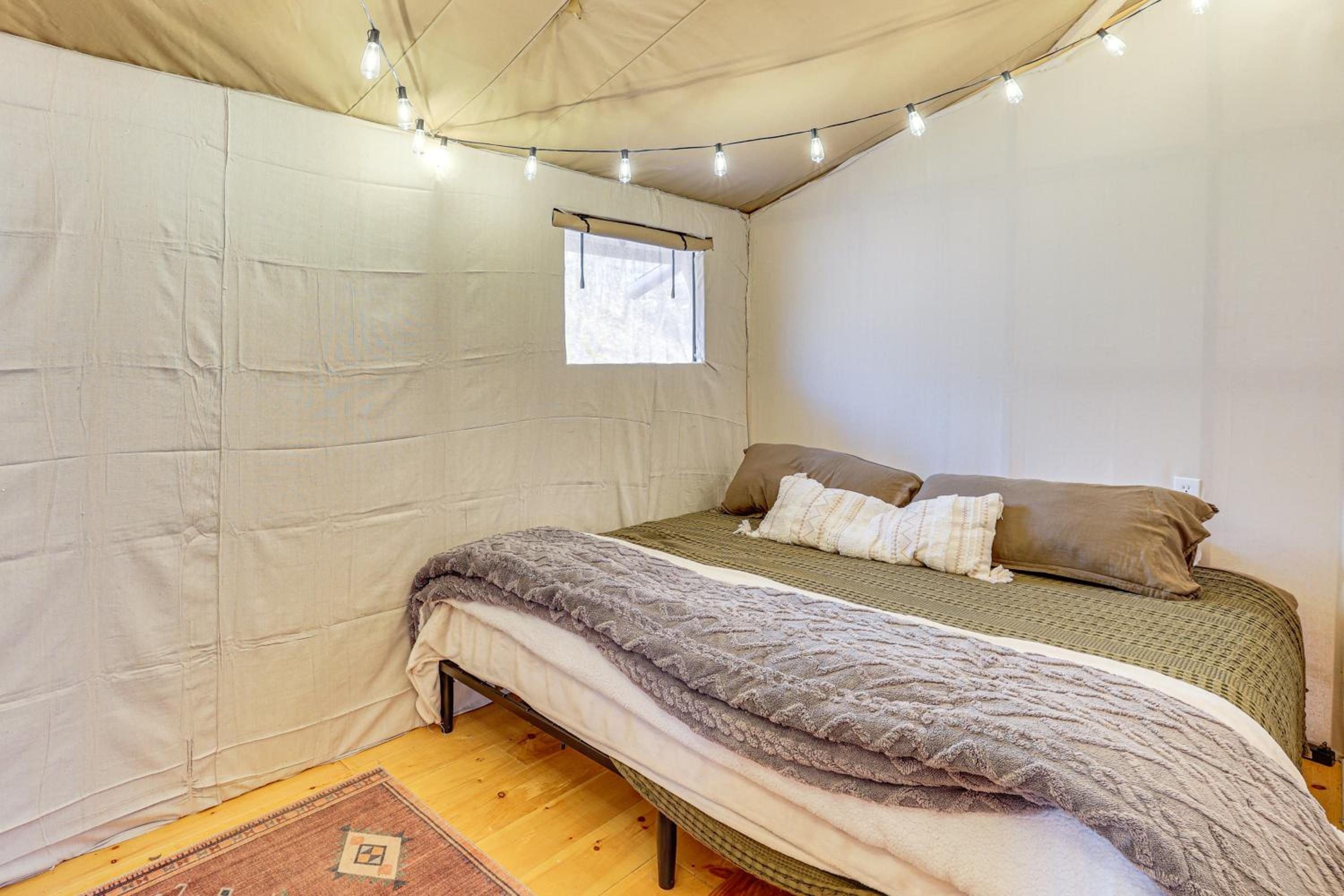 Hikers Hideaway with Hot Tub Near Lookout Mountain