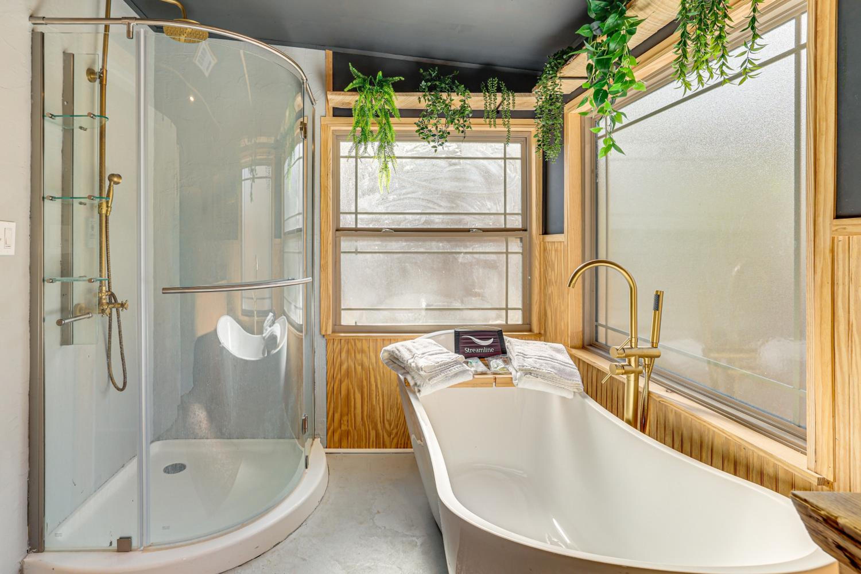 Hikers Hideaway with Hot Tub Near Lookout Mountain