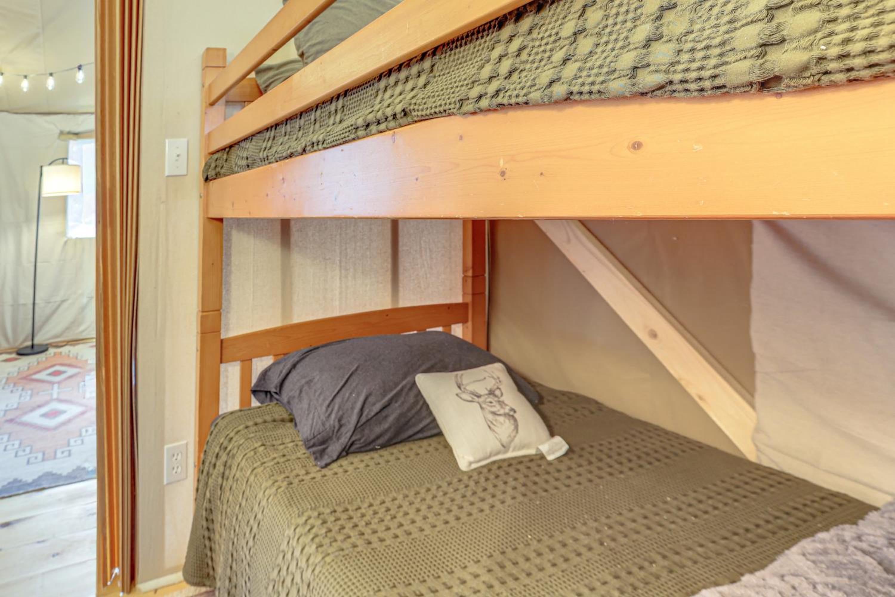 Hikers Hideaway with Hot Tub Near Lookout Mountain
