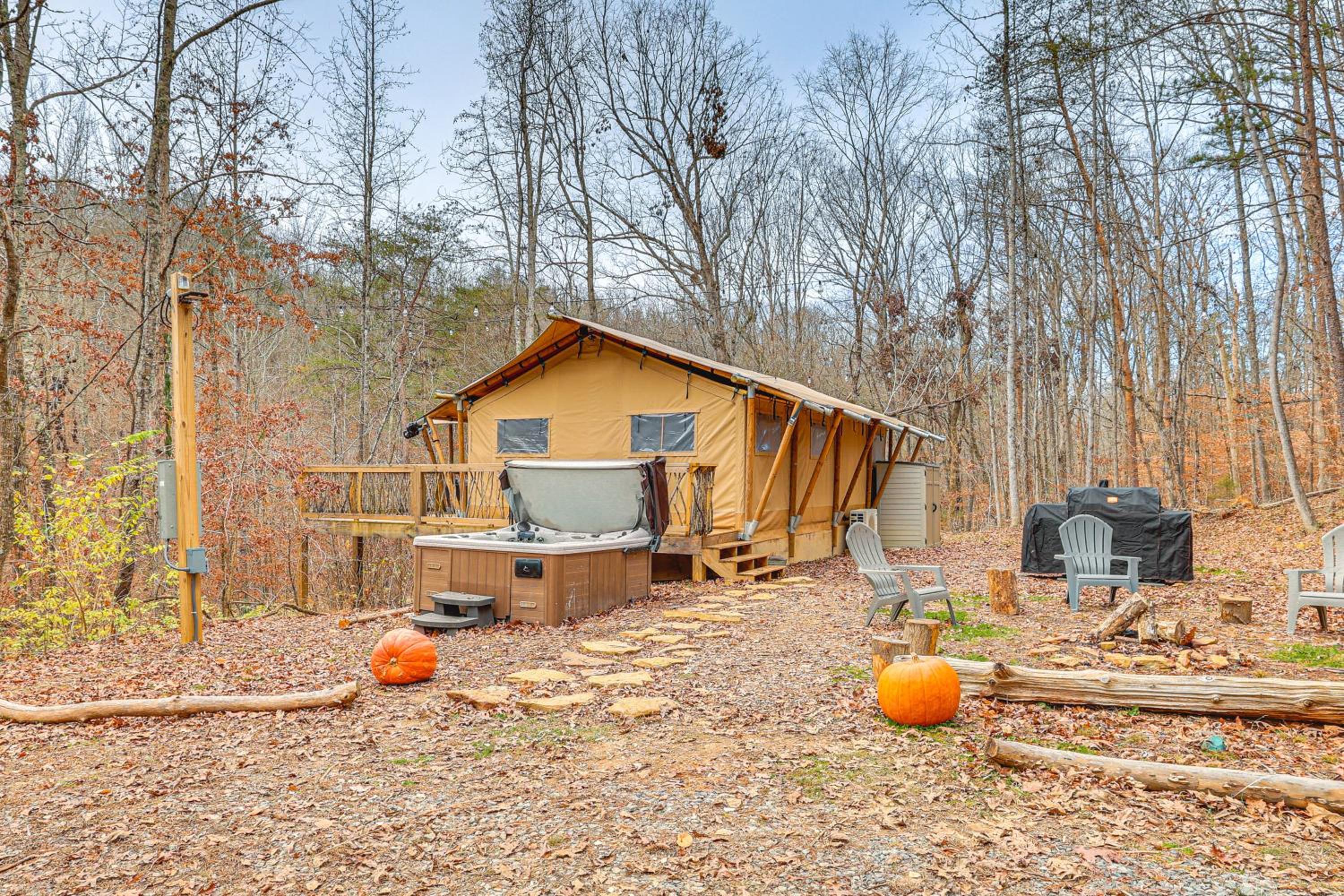Hikers Hideaway with Hot Tub Near Lookout Mountain
