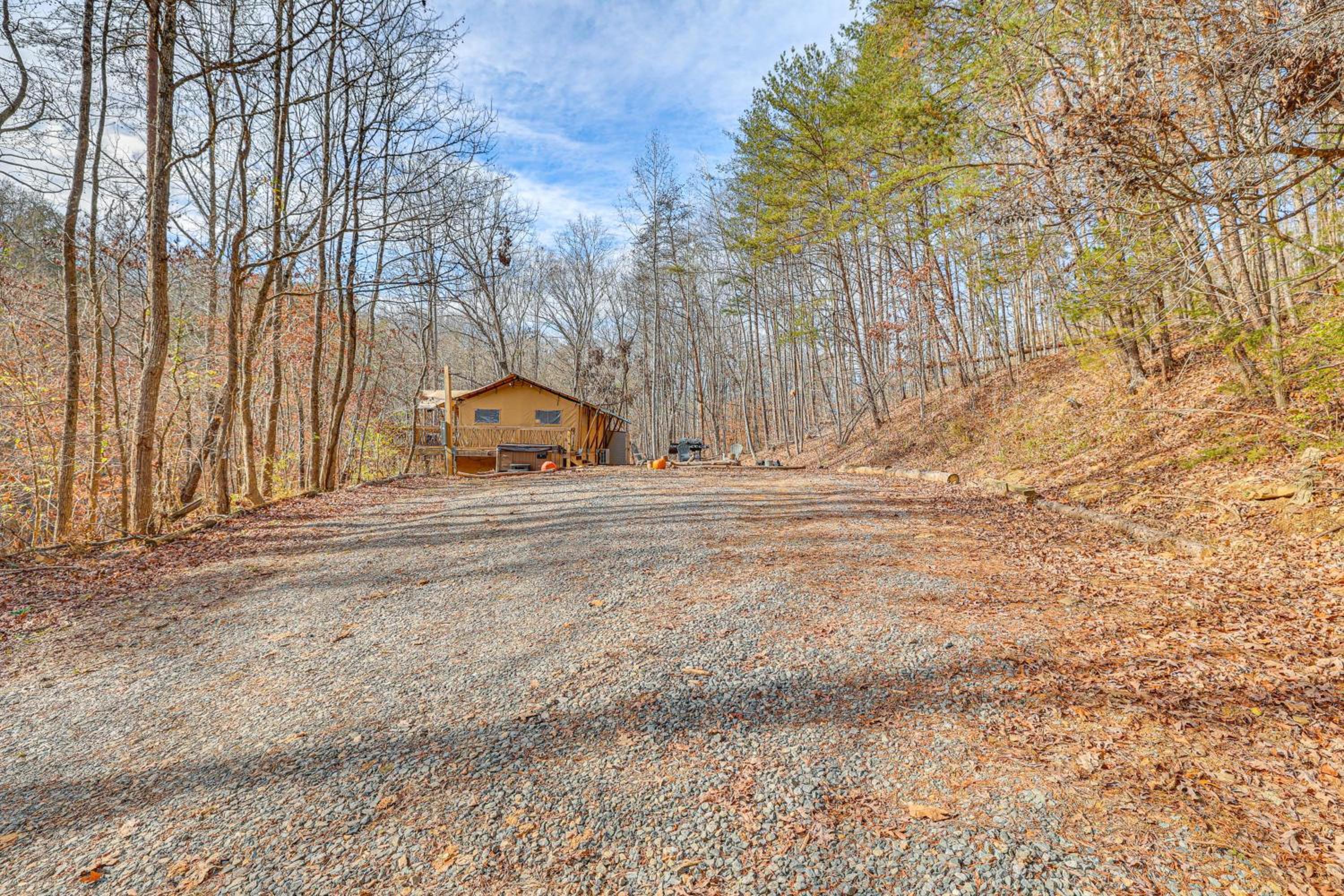 Hikers Hideaway with Hot Tub Near Lookout Mountain
