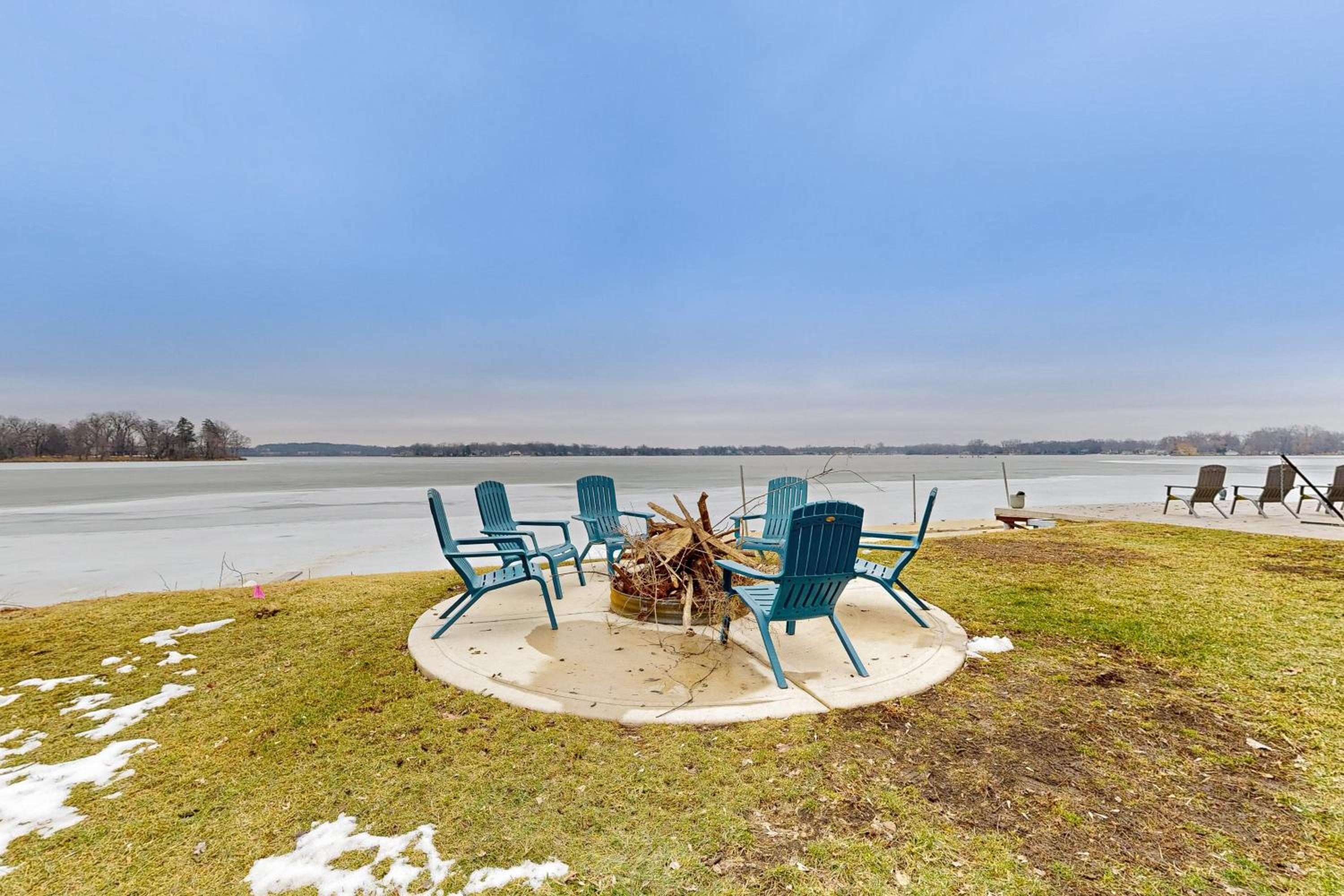Waterfront Fun! Group Getaway on Lake Marie