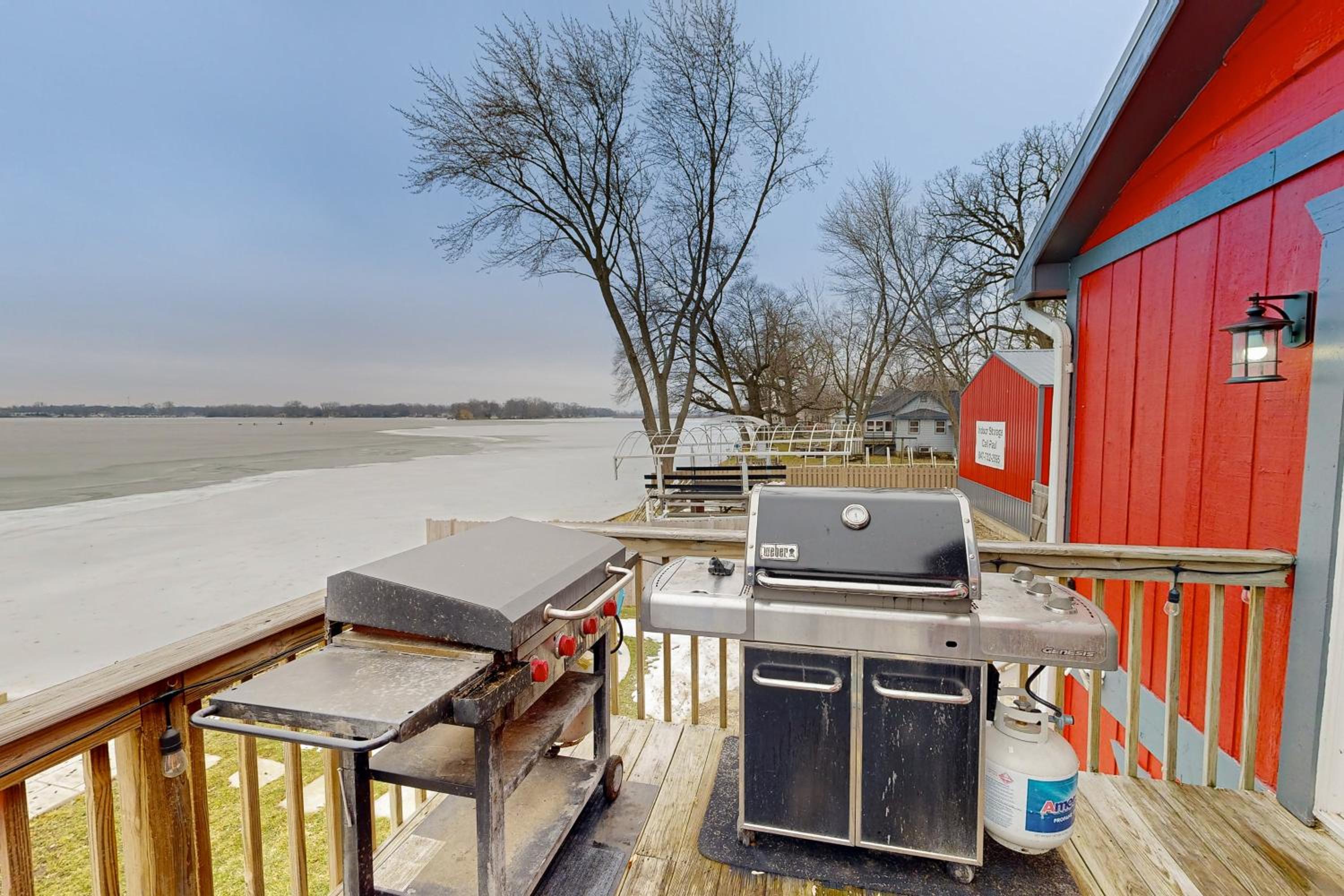 Waterfront Fun! Group Getaway on Lake Marie