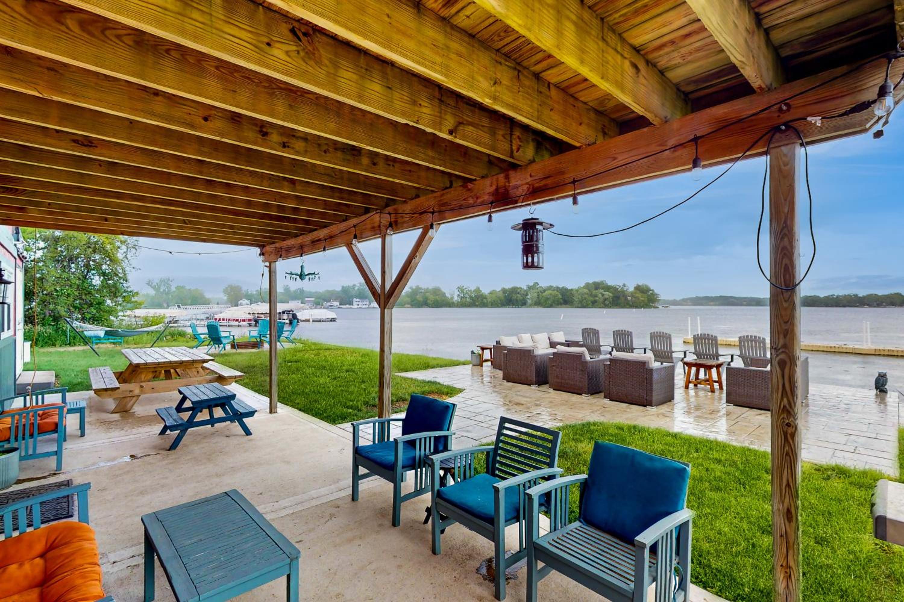 Waterfront Fun! Group Getaway on Lake Marie