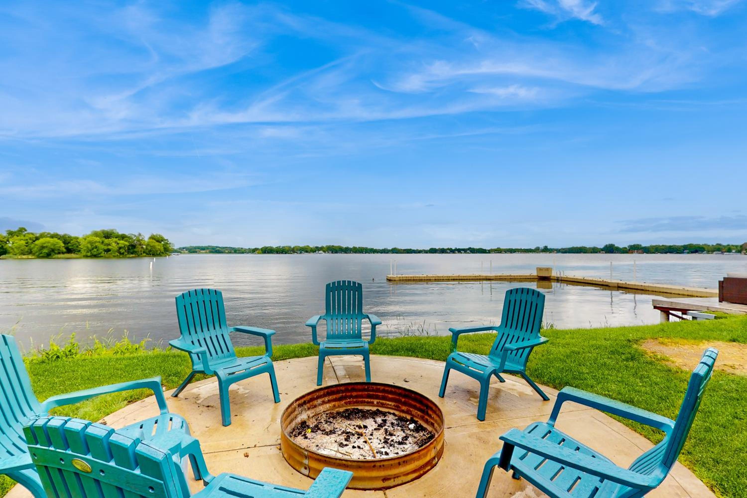 Waterfront Fun! Group Getaway on Lake Marie
