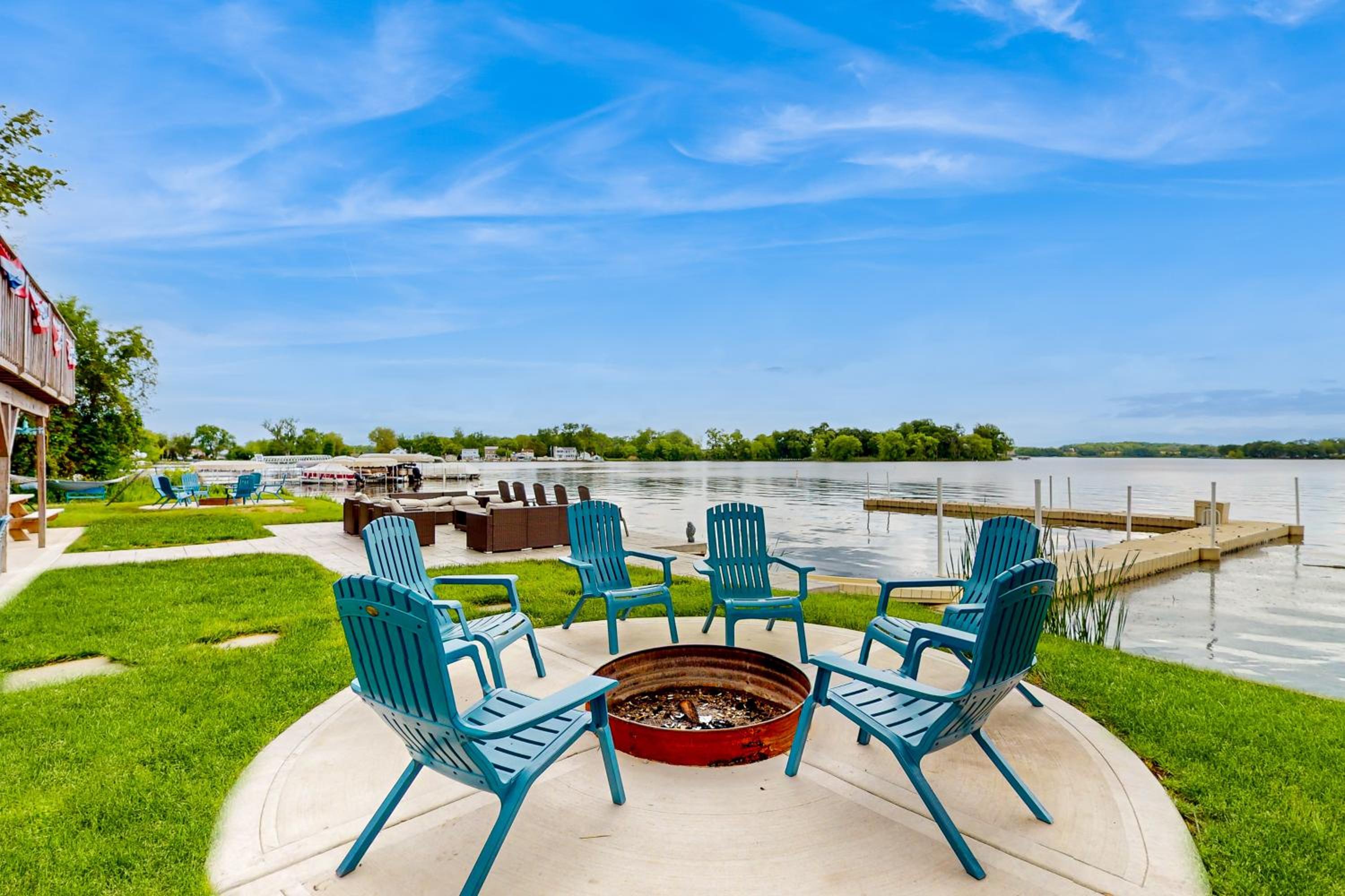 Waterfront Fun! Group Getaway on Lake Marie