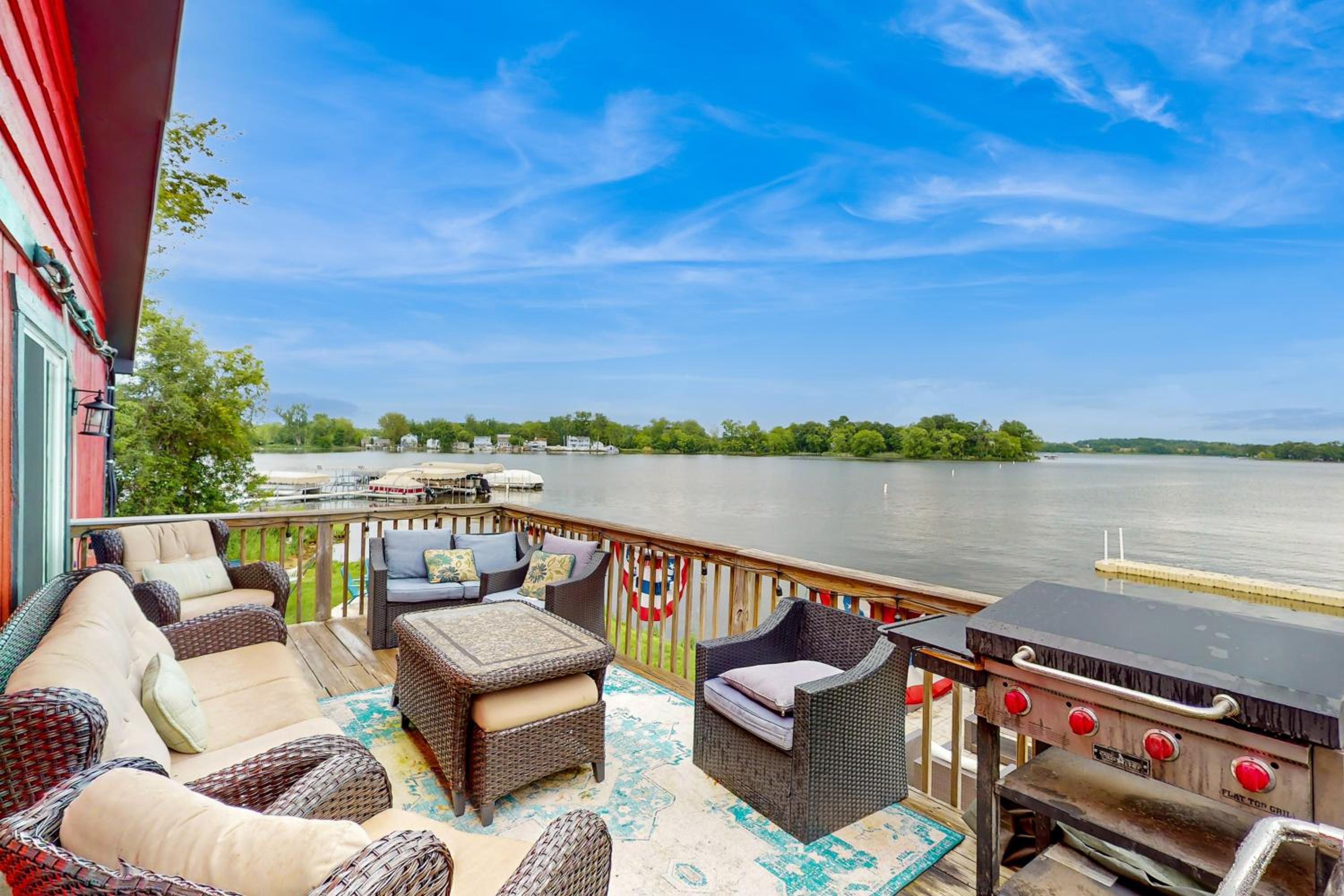 Waterfront Fun! Group Getaway on Lake Marie