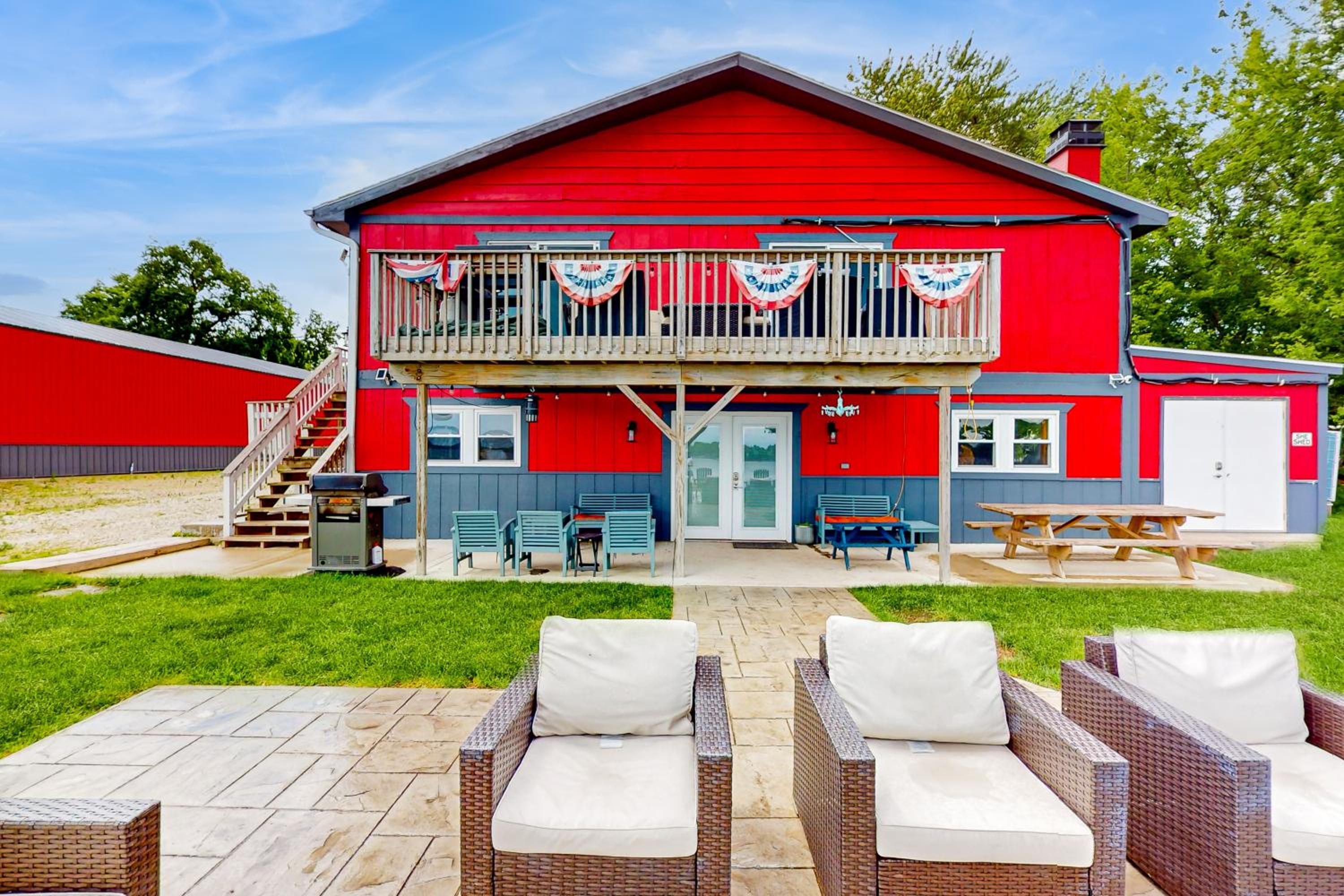 Waterfront Fun! Group Getaway on Lake Marie