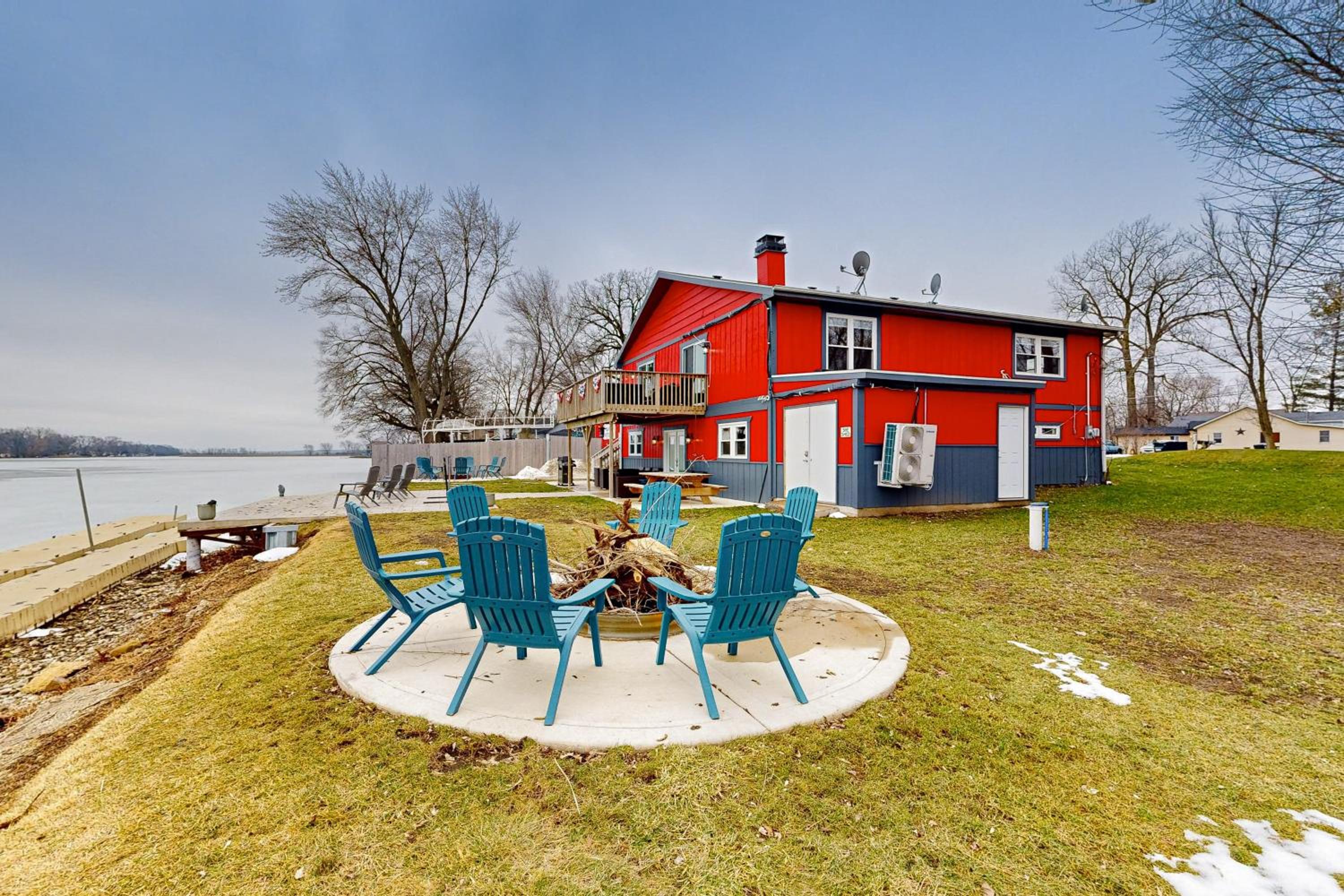 Waterfront Fun! Group Getaway on Lake Marie