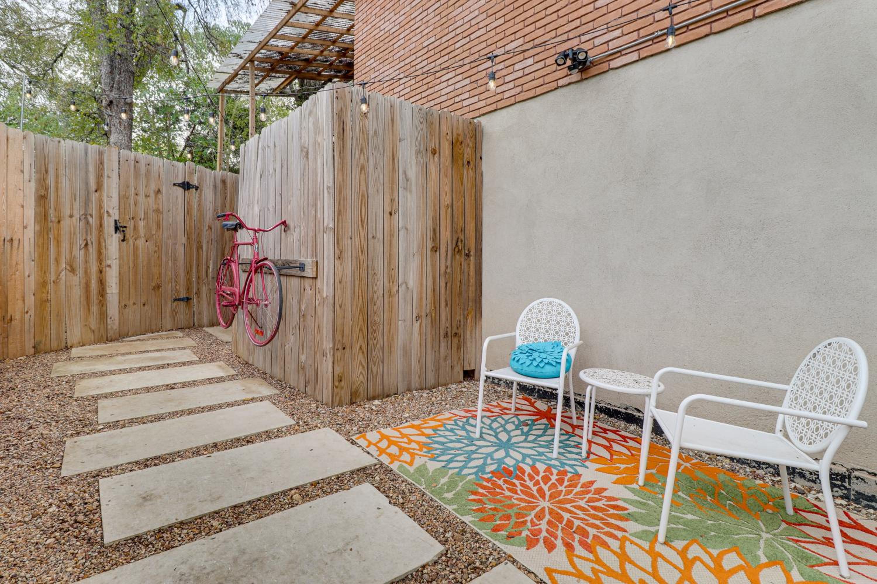 3 Mi to Dtwn Austin! Sleek Apt with Private Patio
