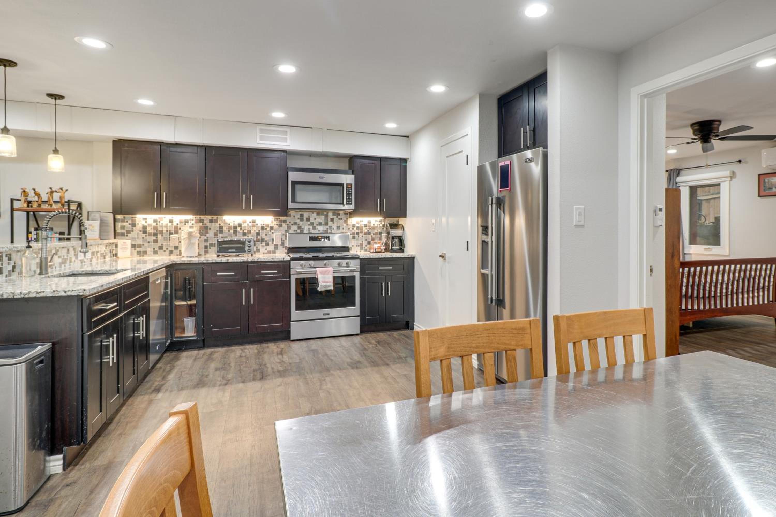 3 Mi to Dtwn Austin! Sleek Apt with Private Patio