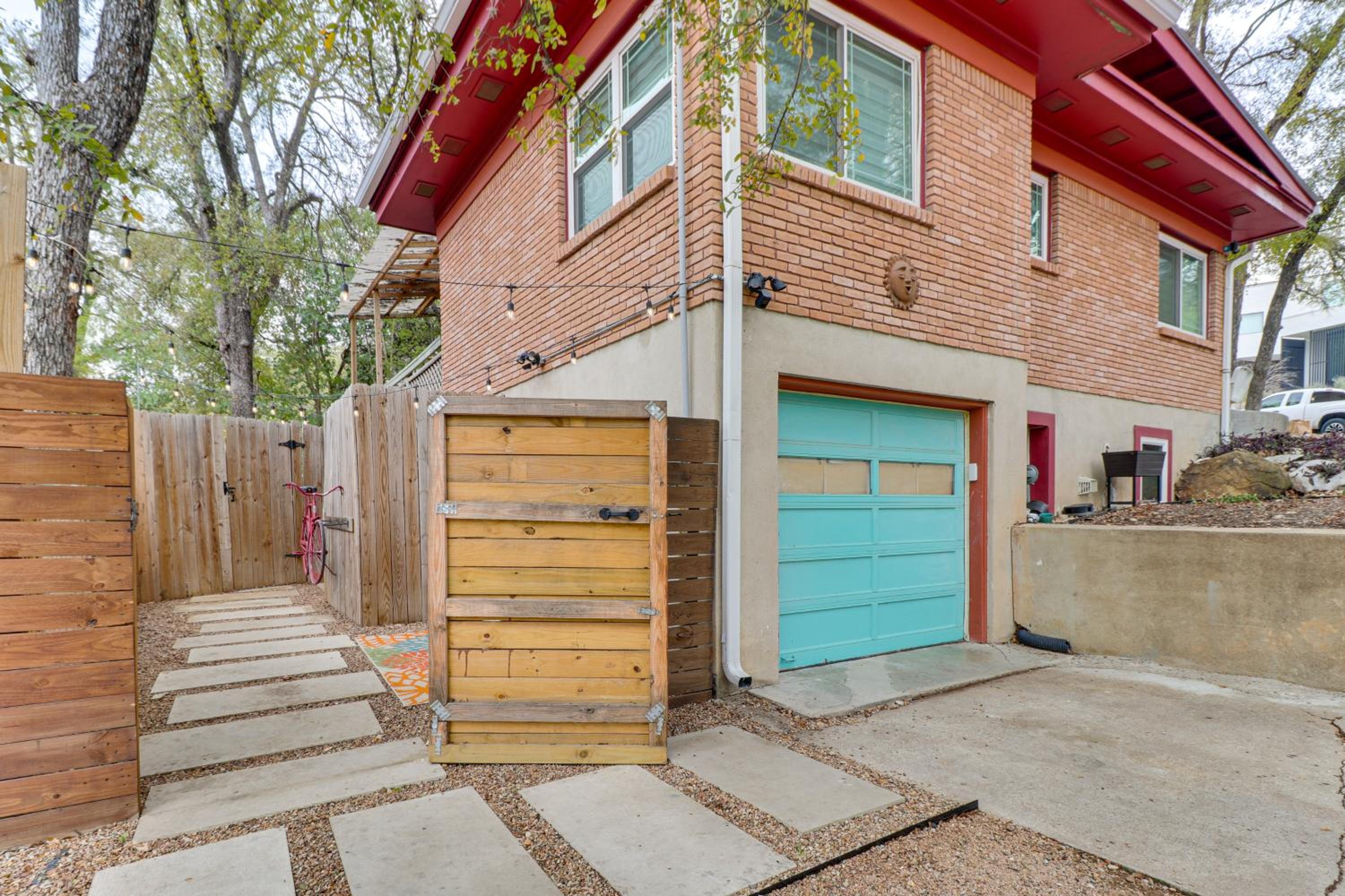 3 Mi to Dtwn Austin! Sleek Apt with Private Patio