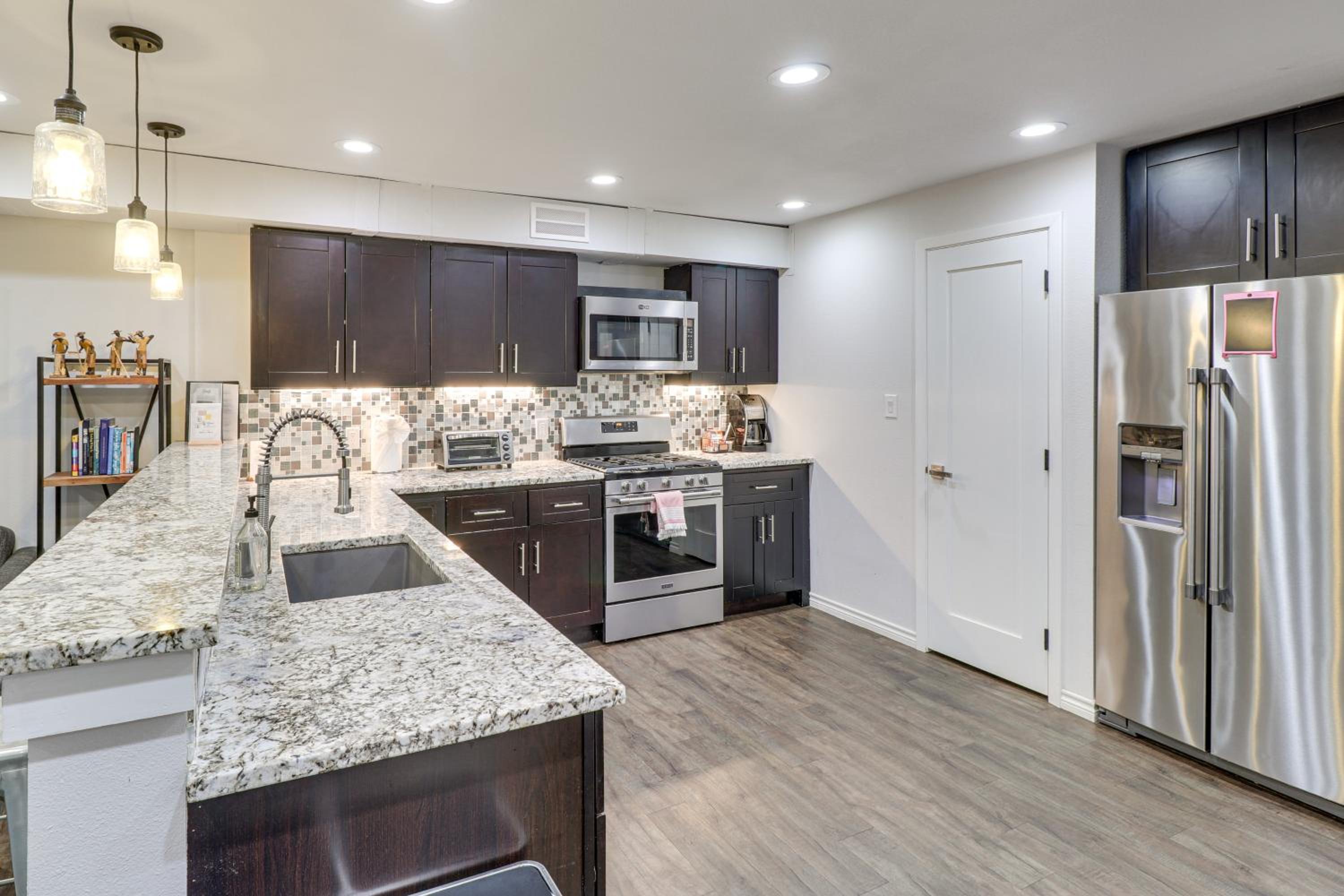 3 Mi to Dtwn Austin! Sleek Apt with Private Patio