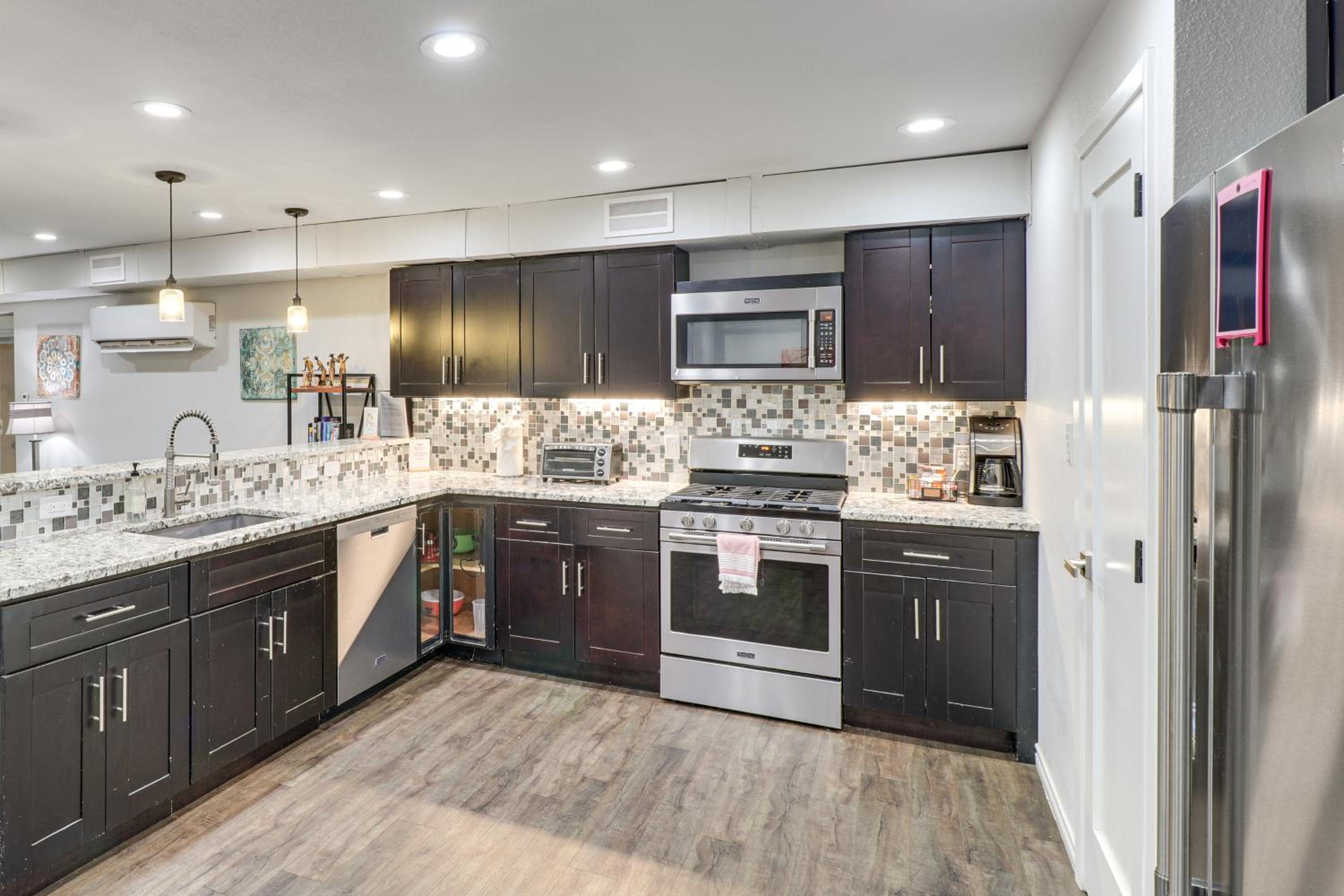 3 Mi to Dtwn Austin! Sleek Apt with Private Patio