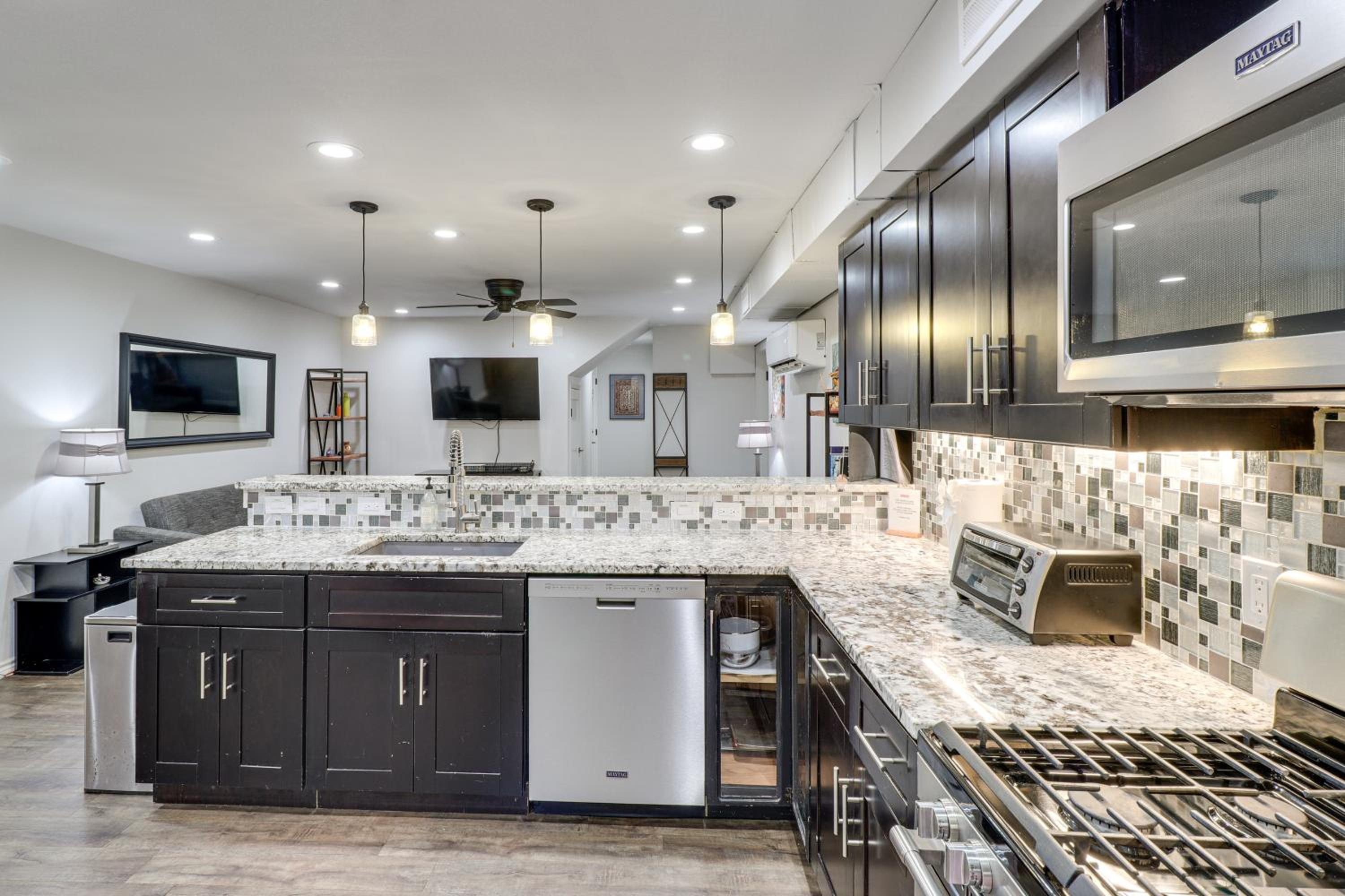 3 Mi to Dtwn Austin! Sleek Apt with Private Patio