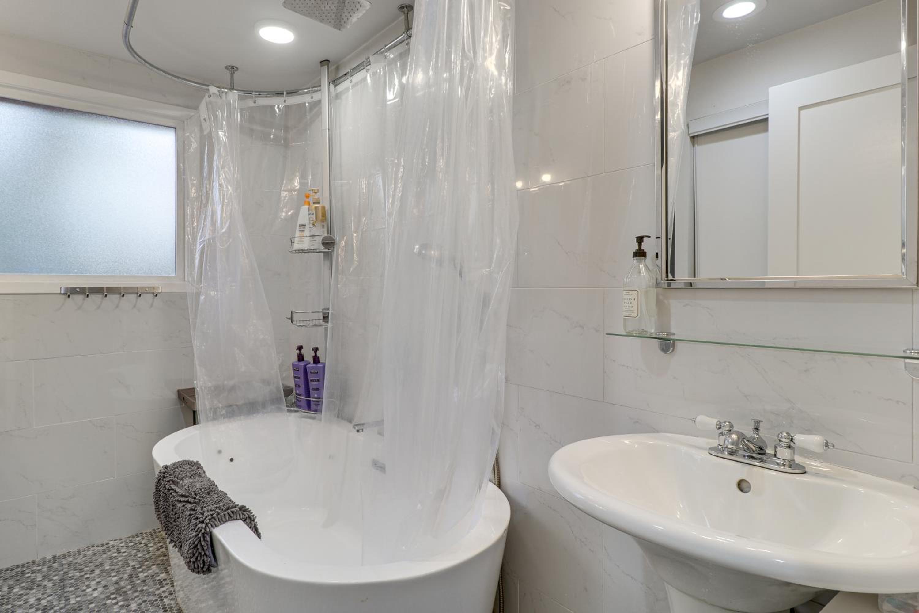 3 Mi to Dtwn Austin! Sleek Apt with Private Patio