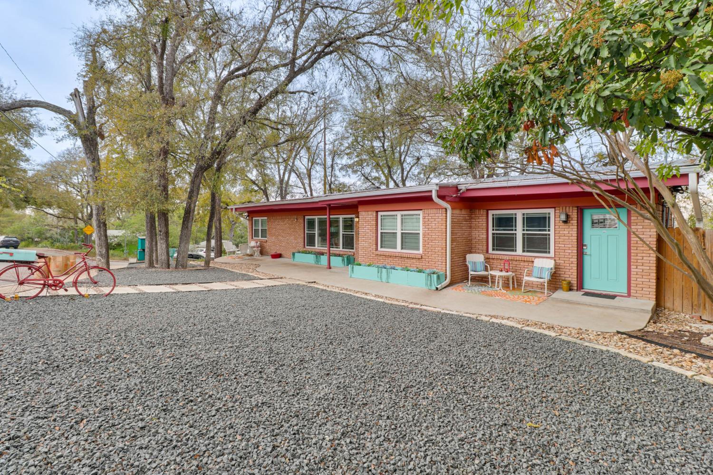 3 Mi to Dtwn Austin! Sleek Apt with Private Patio