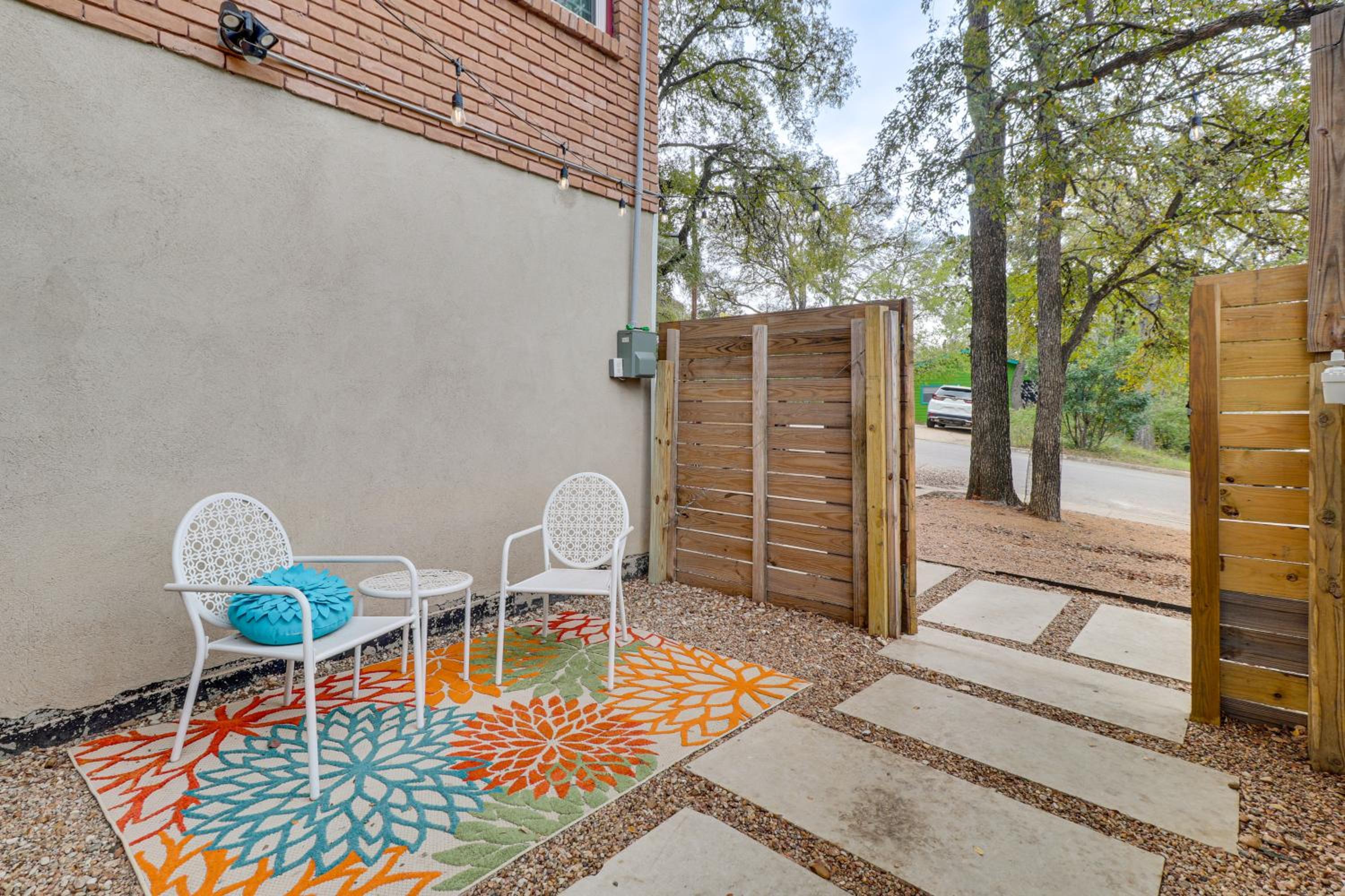3 Mi to Dtwn Austin! Sleek Apt with Private Patio