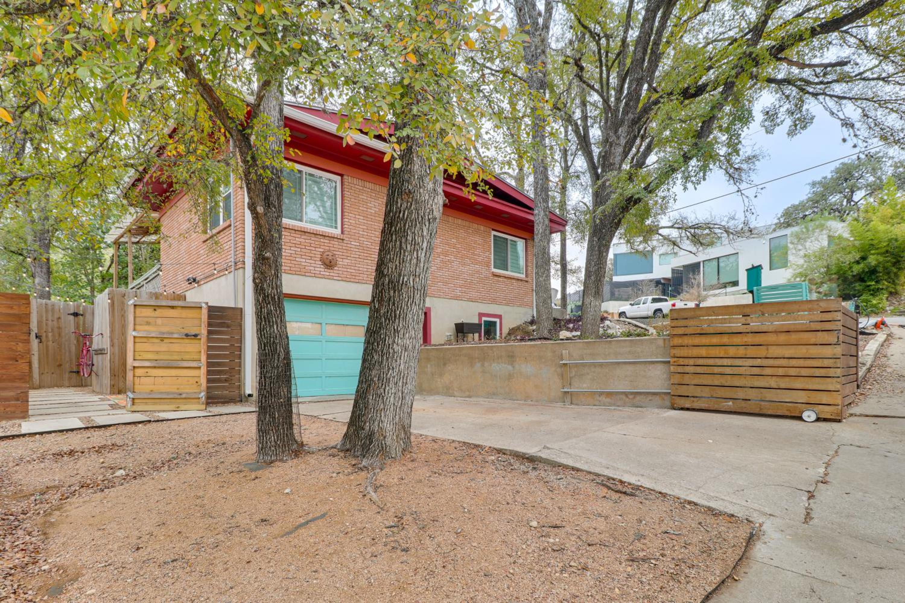 3 Mi to Dtwn Austin! Sleek Apt with Private Patio