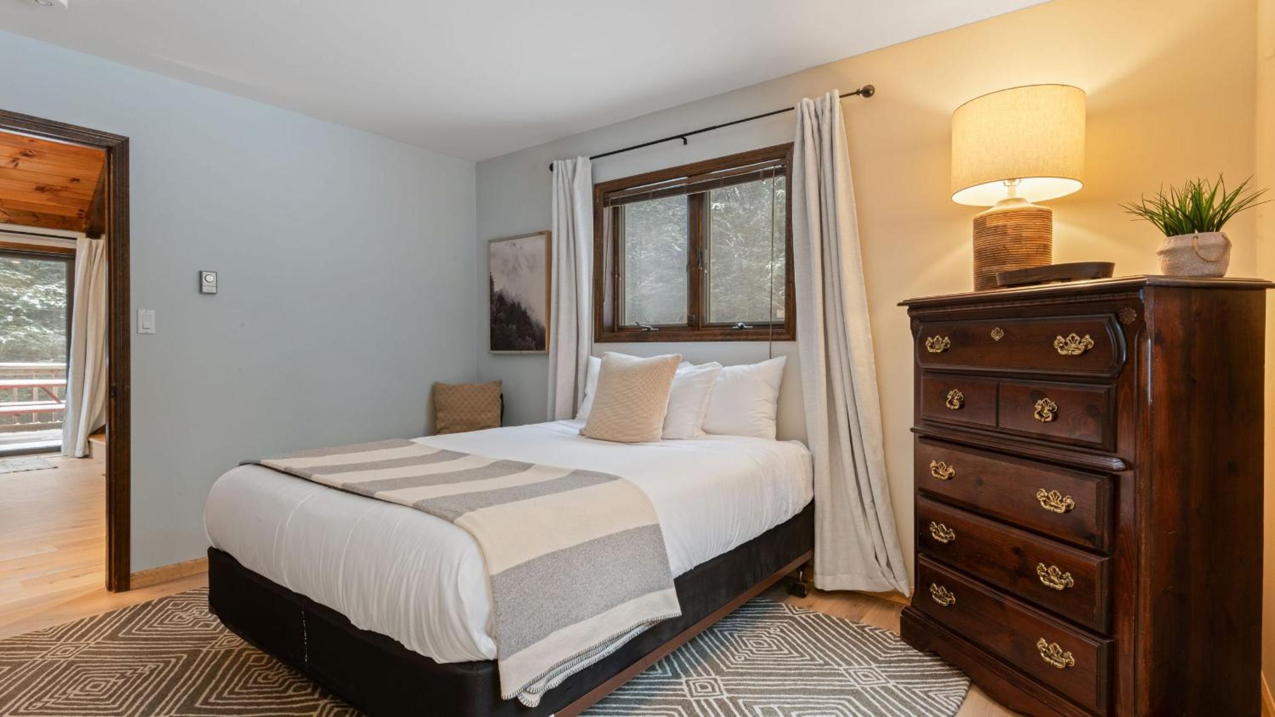 Catskills Mountain Home Near Windham w Fireplace Open Living Deer Run Lodge by AvantStay