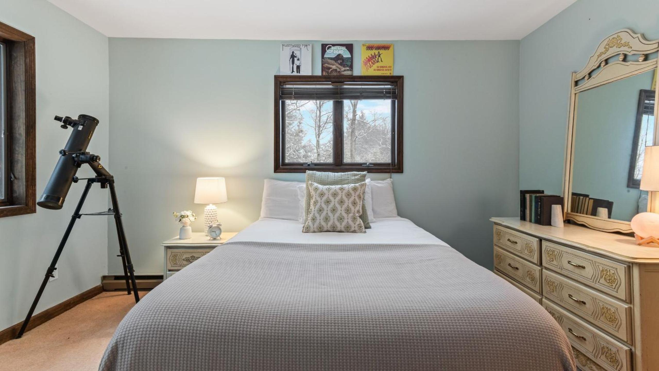 Catskills Mountain Home Near Windham w Fireplace Open Living Deer Run Lodge by AvantStay