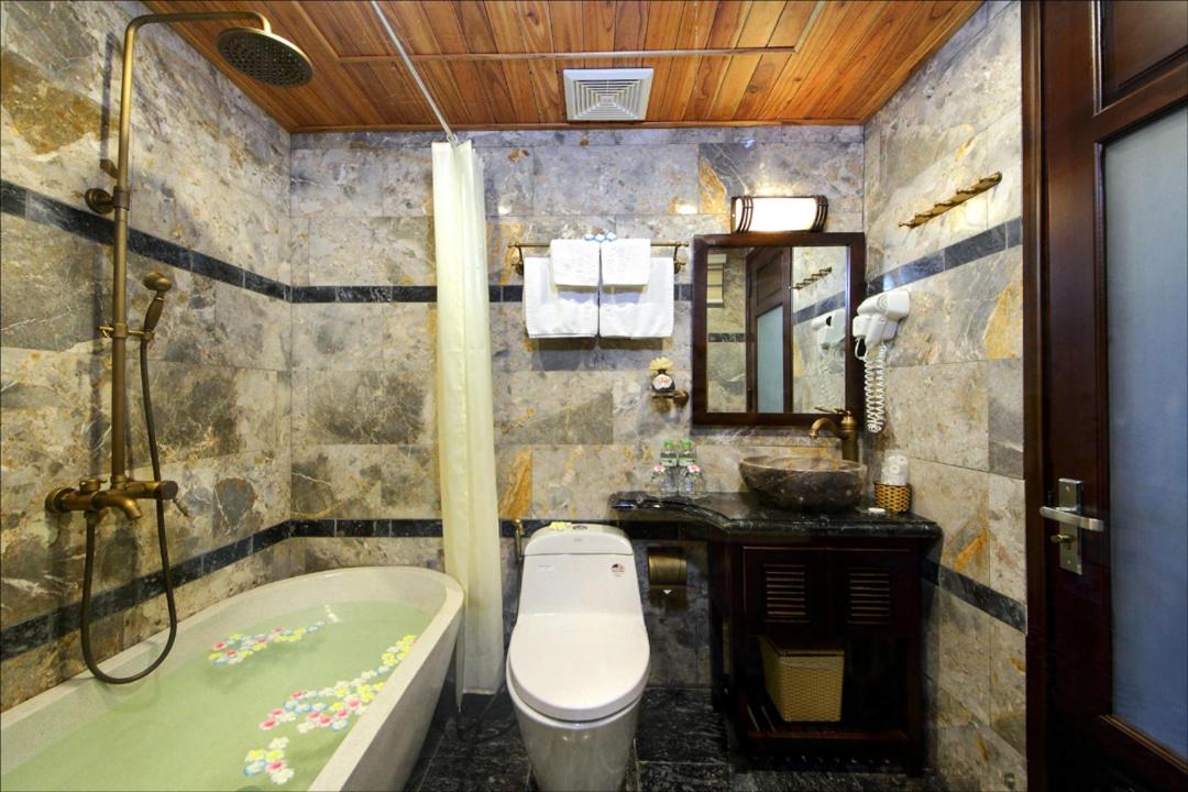 Golden Bell Backpacker Hotel & Pool Bar