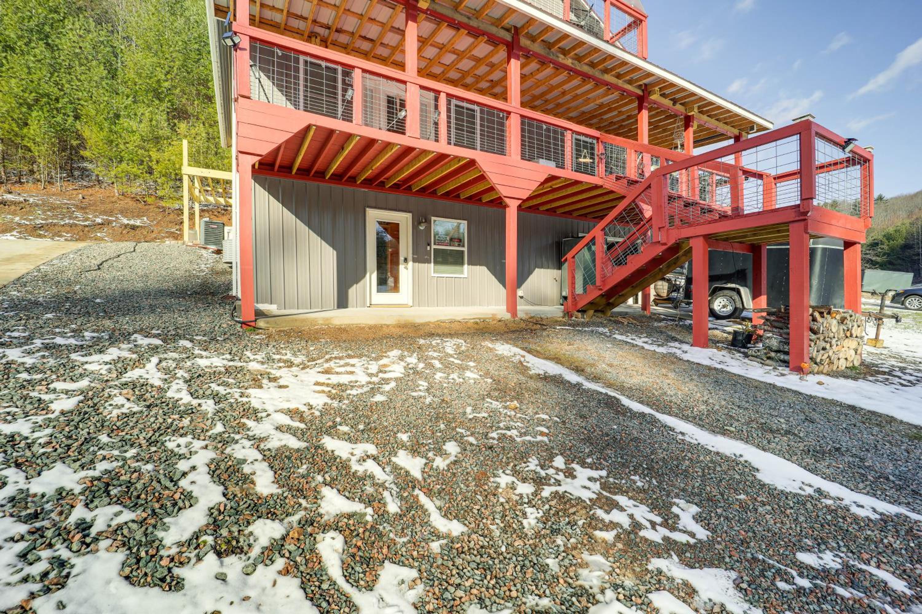 Hike, Fish, Sip and Ski Quiet Apt in Mountain City