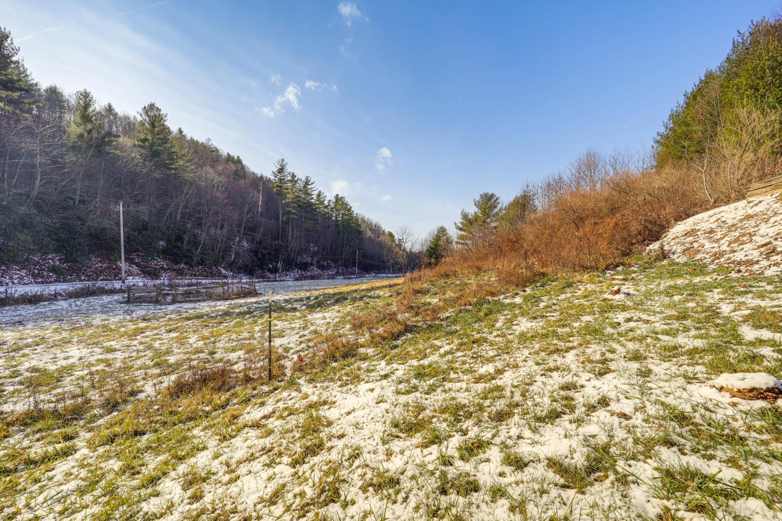 Hike, Fish, Sip and Ski Quiet Apt in Mountain City