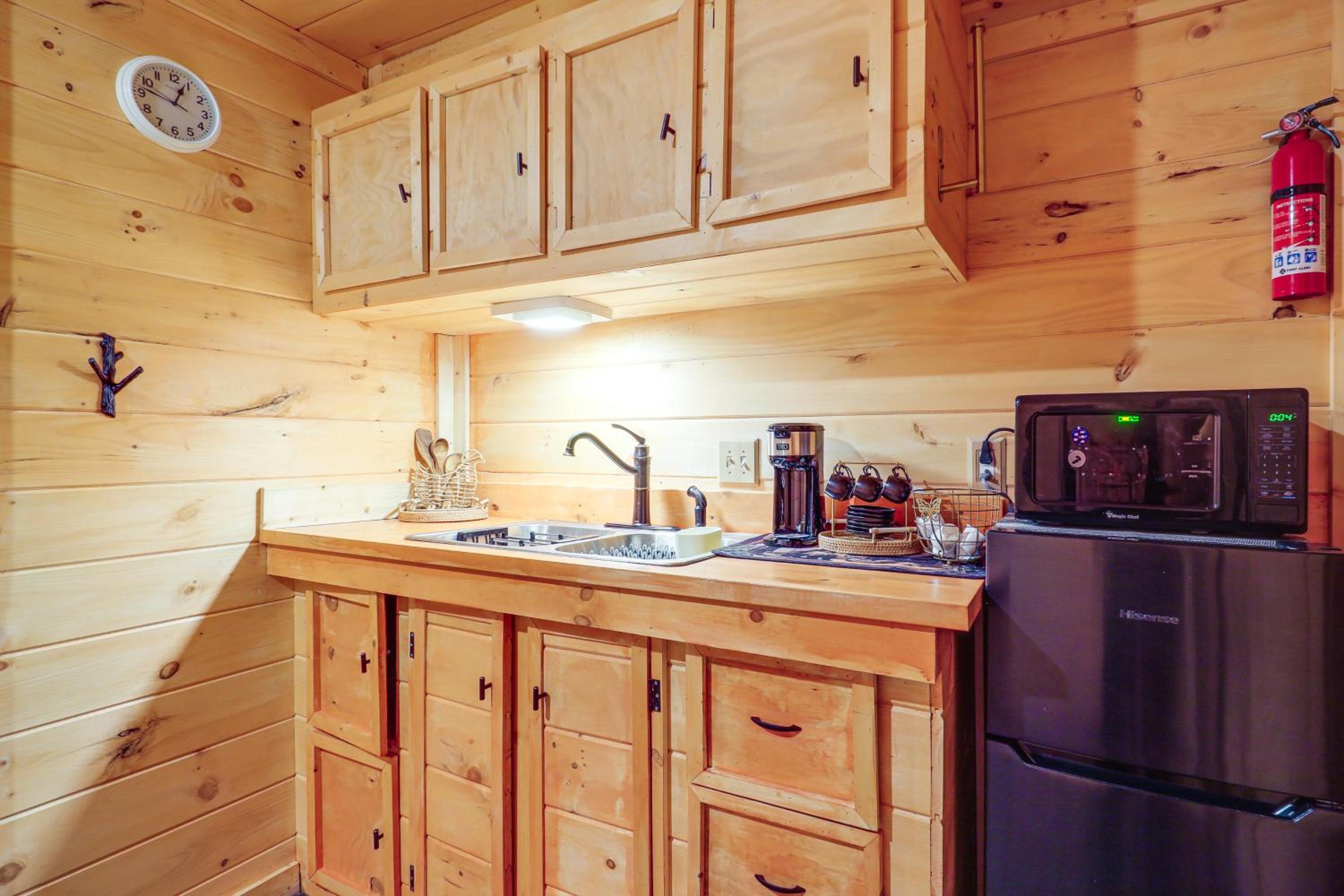 Hike, Fish, Sip and Ski Quiet Apt in Mountain City
