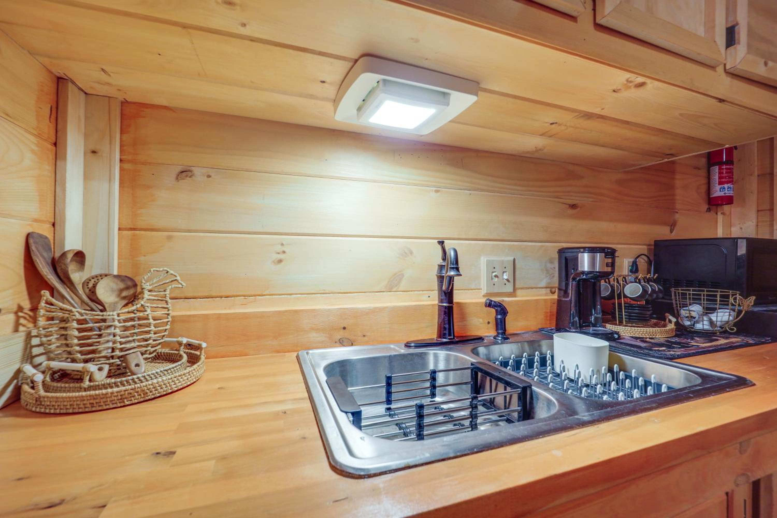 Hike, Fish, Sip and Ski Quiet Apt in Mountain City