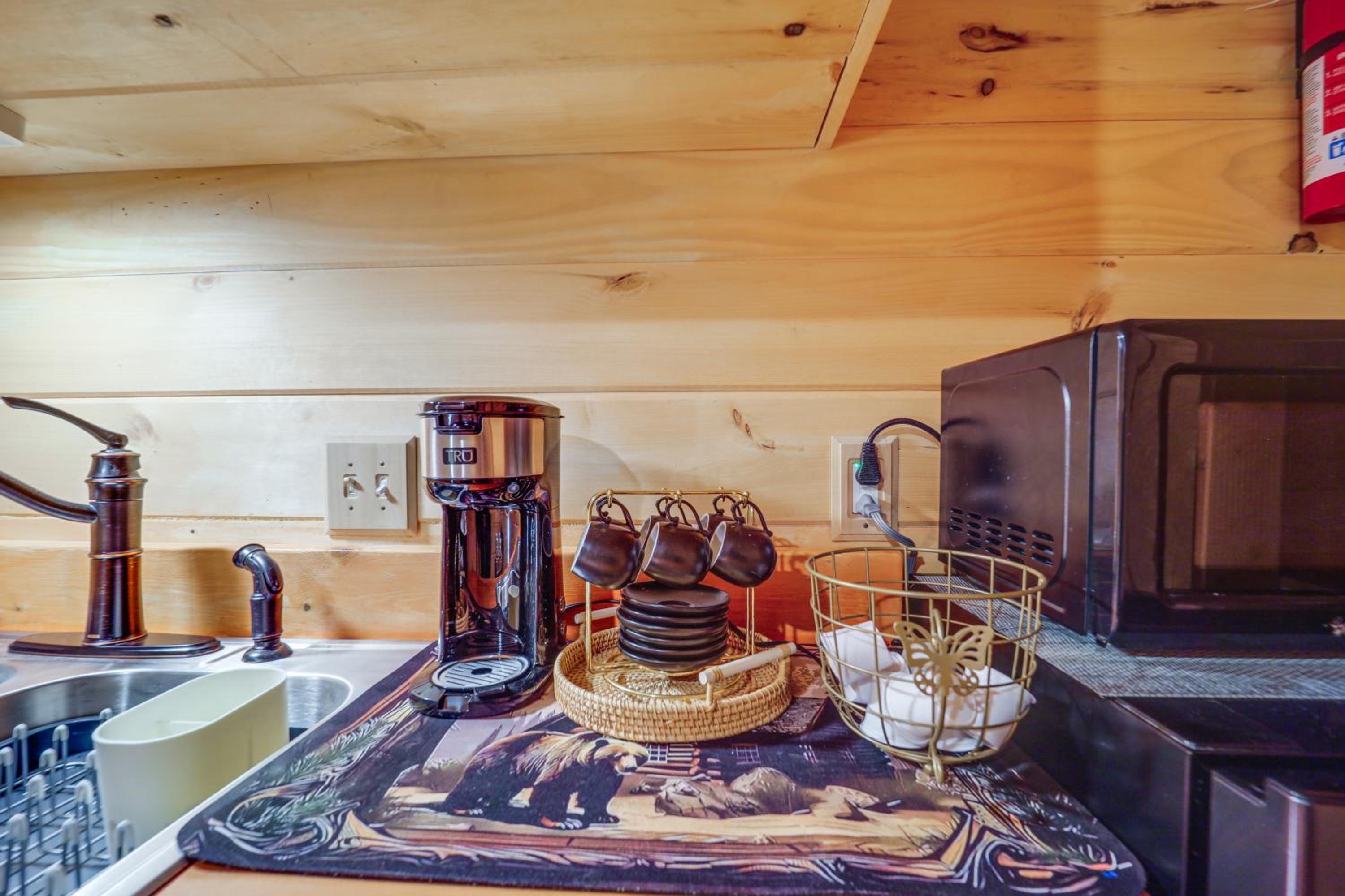 Hike, Fish, Sip and Ski Quiet Apt in Mountain City