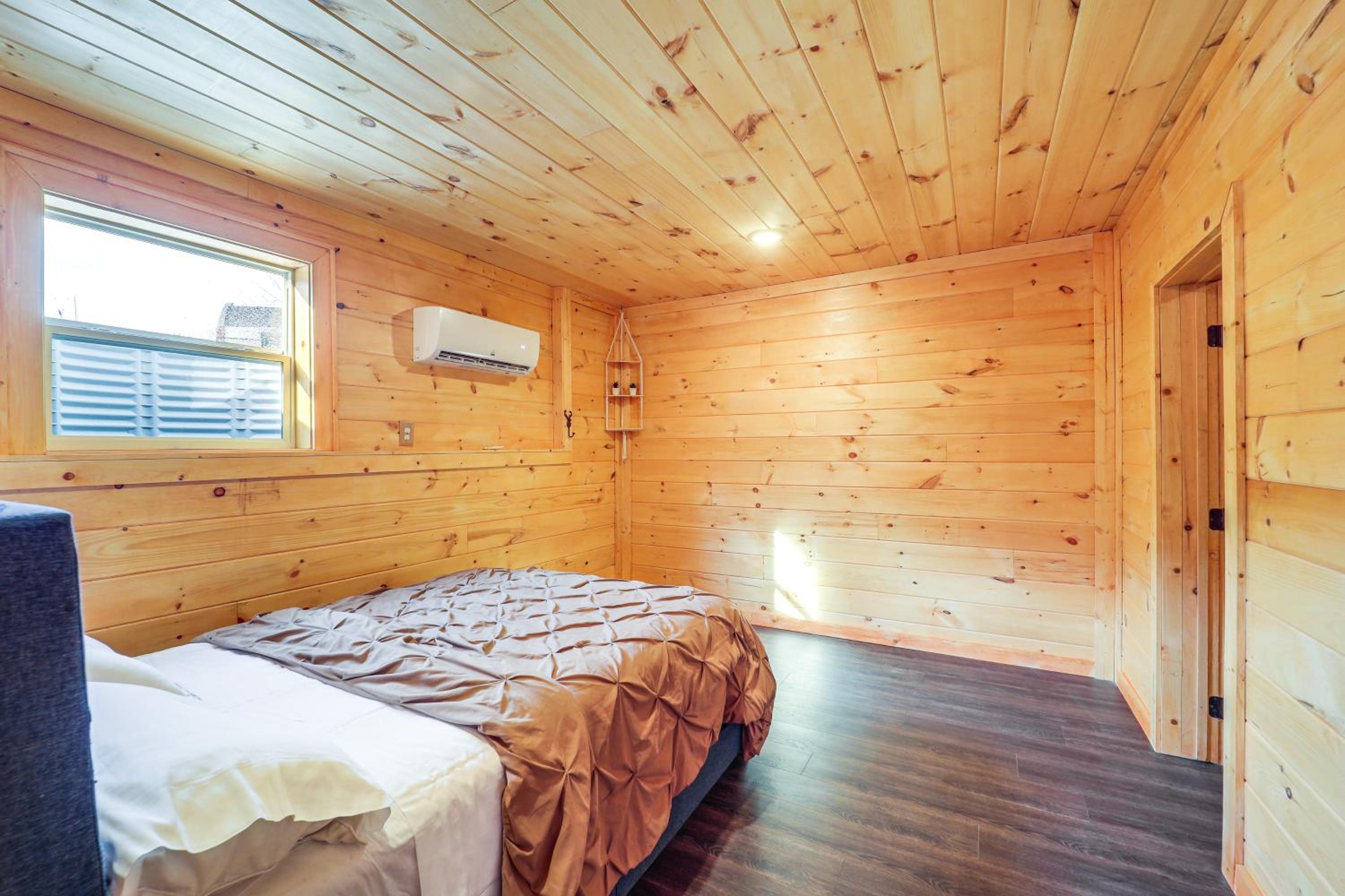 Hike, Fish, Sip and Ski Quiet Apt in Mountain City