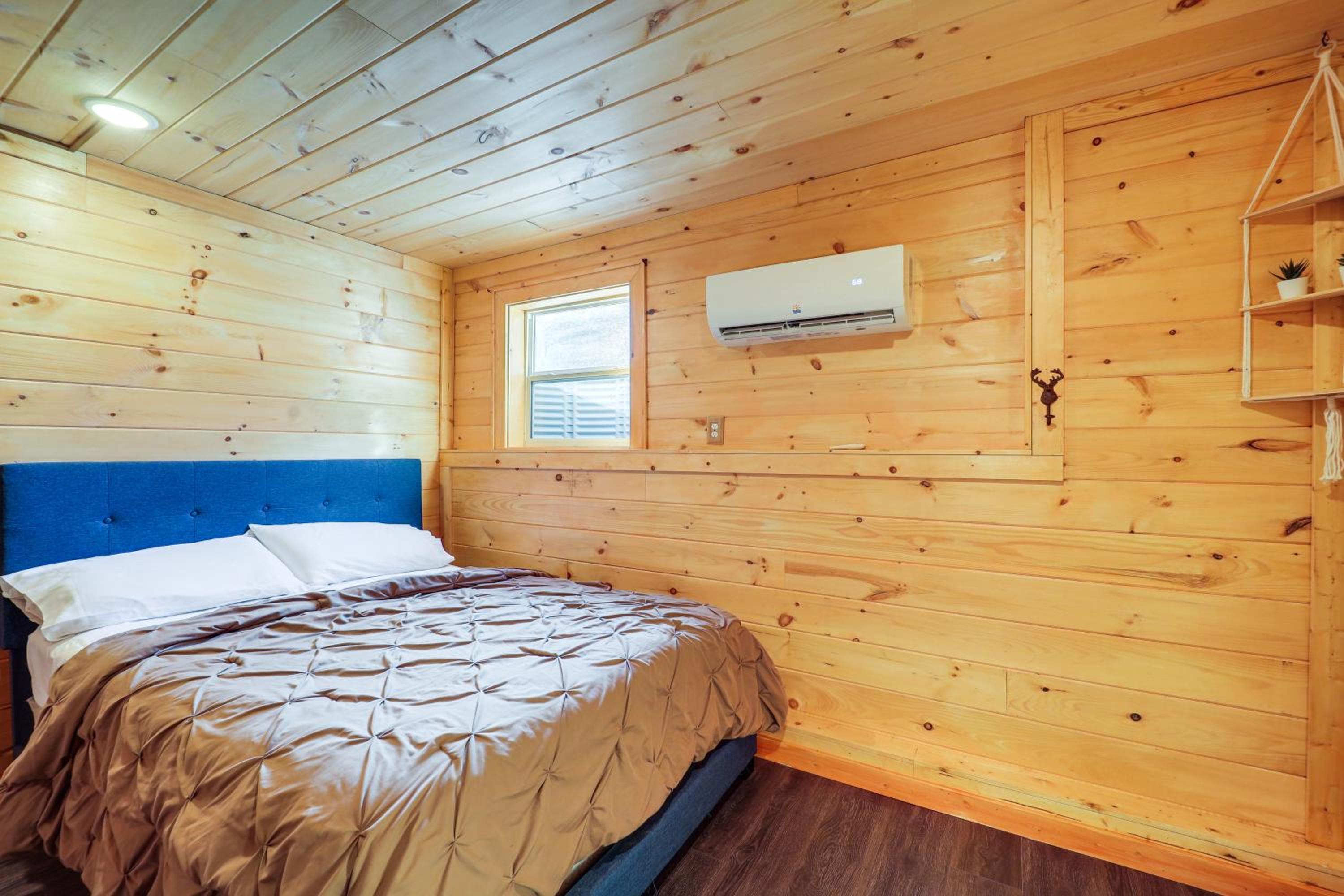 Hike, Fish, Sip and Ski Quiet Apt in Mountain City