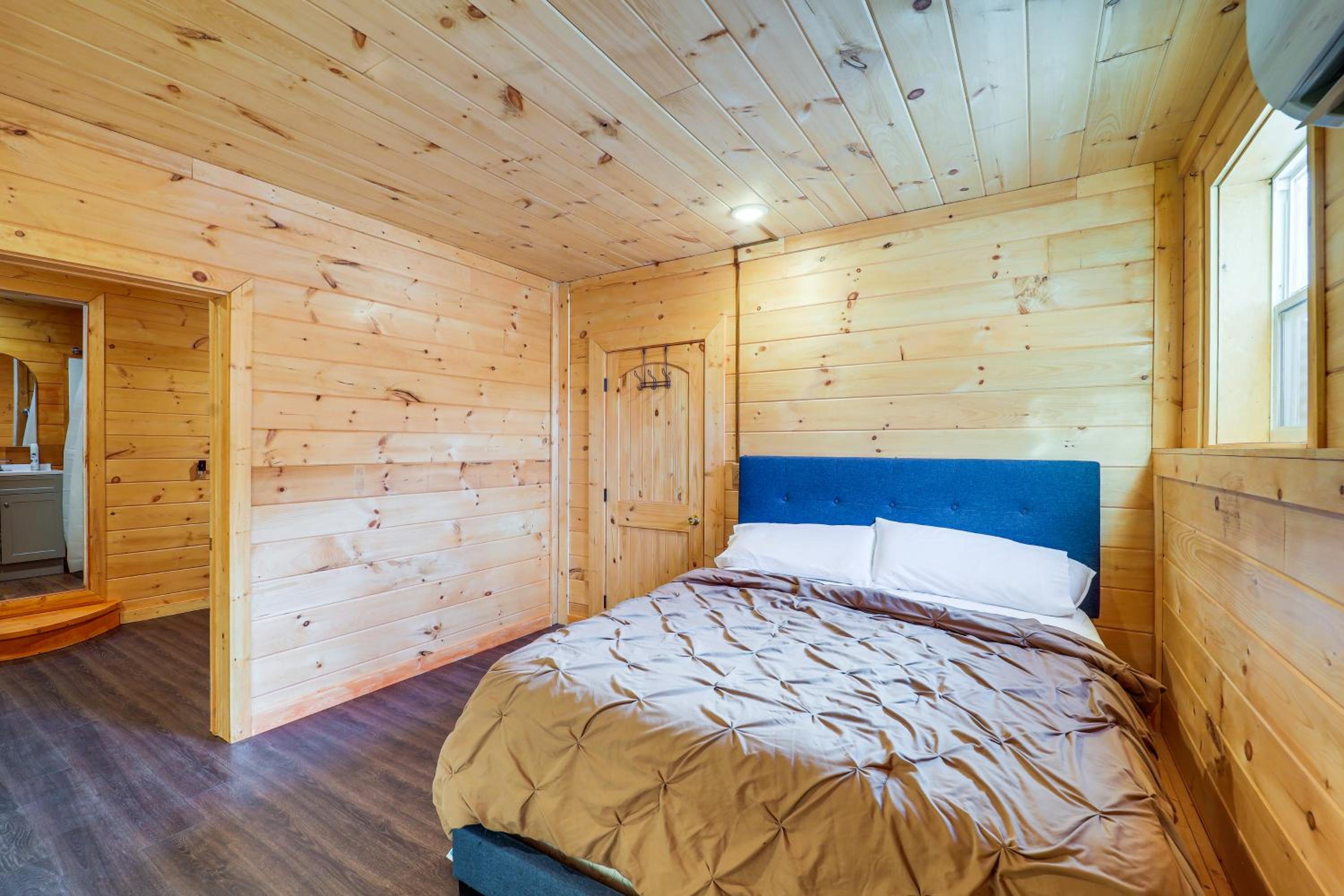 Hike, Fish, Sip and Ski Quiet Apt in Mountain City