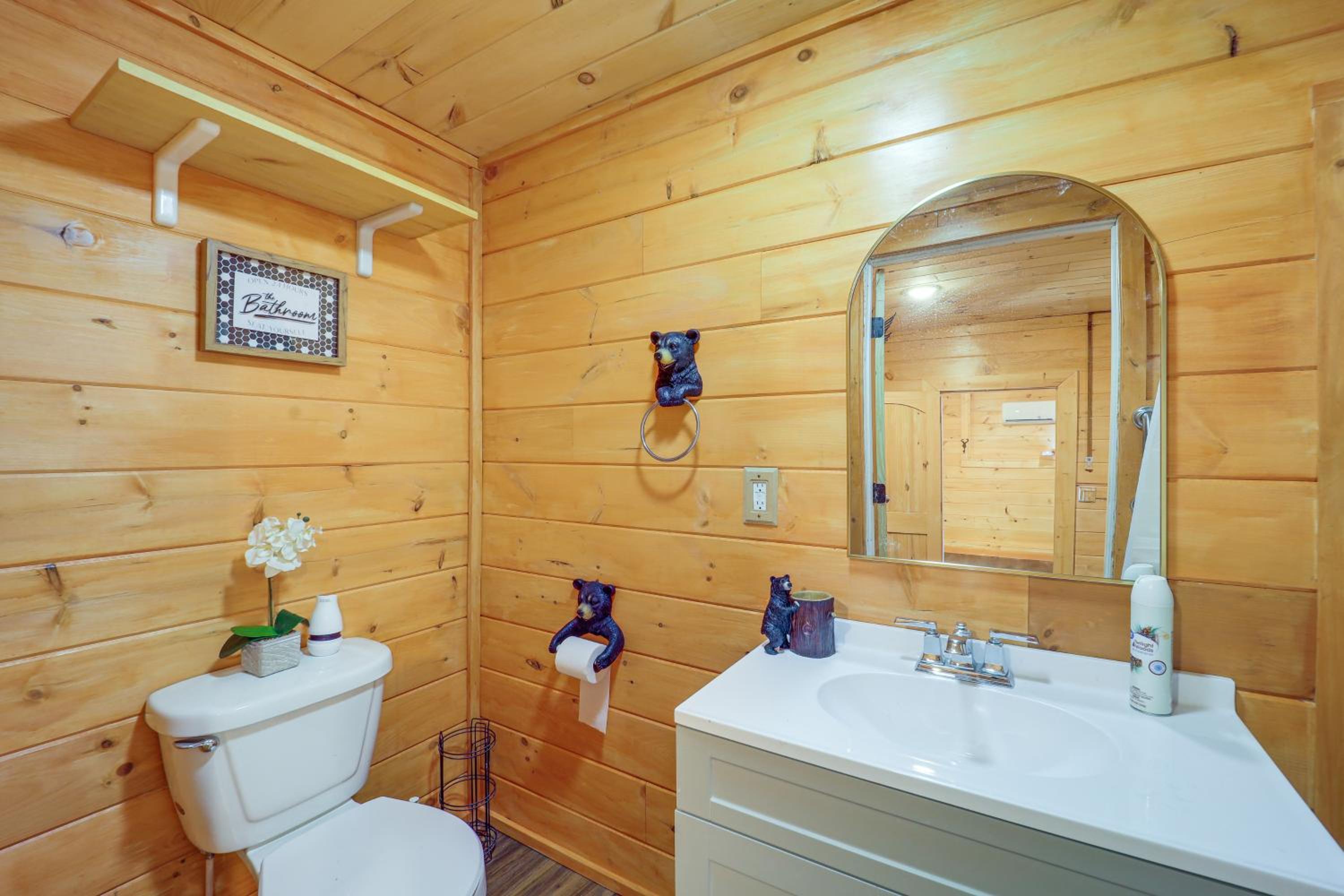Hike, Fish, Sip and Ski Quiet Apt in Mountain City