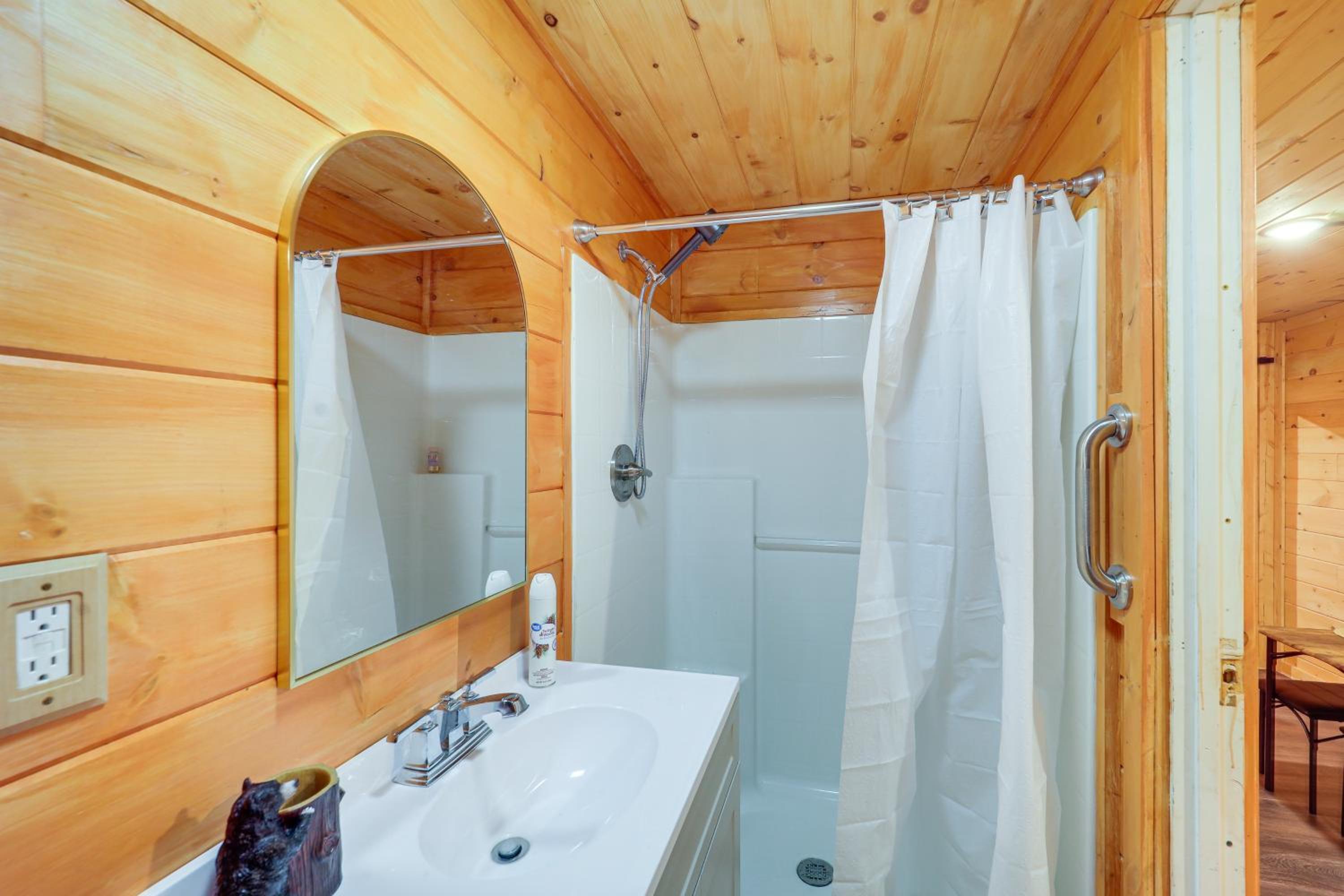 Hike, Fish, Sip and Ski Quiet Apt in Mountain City