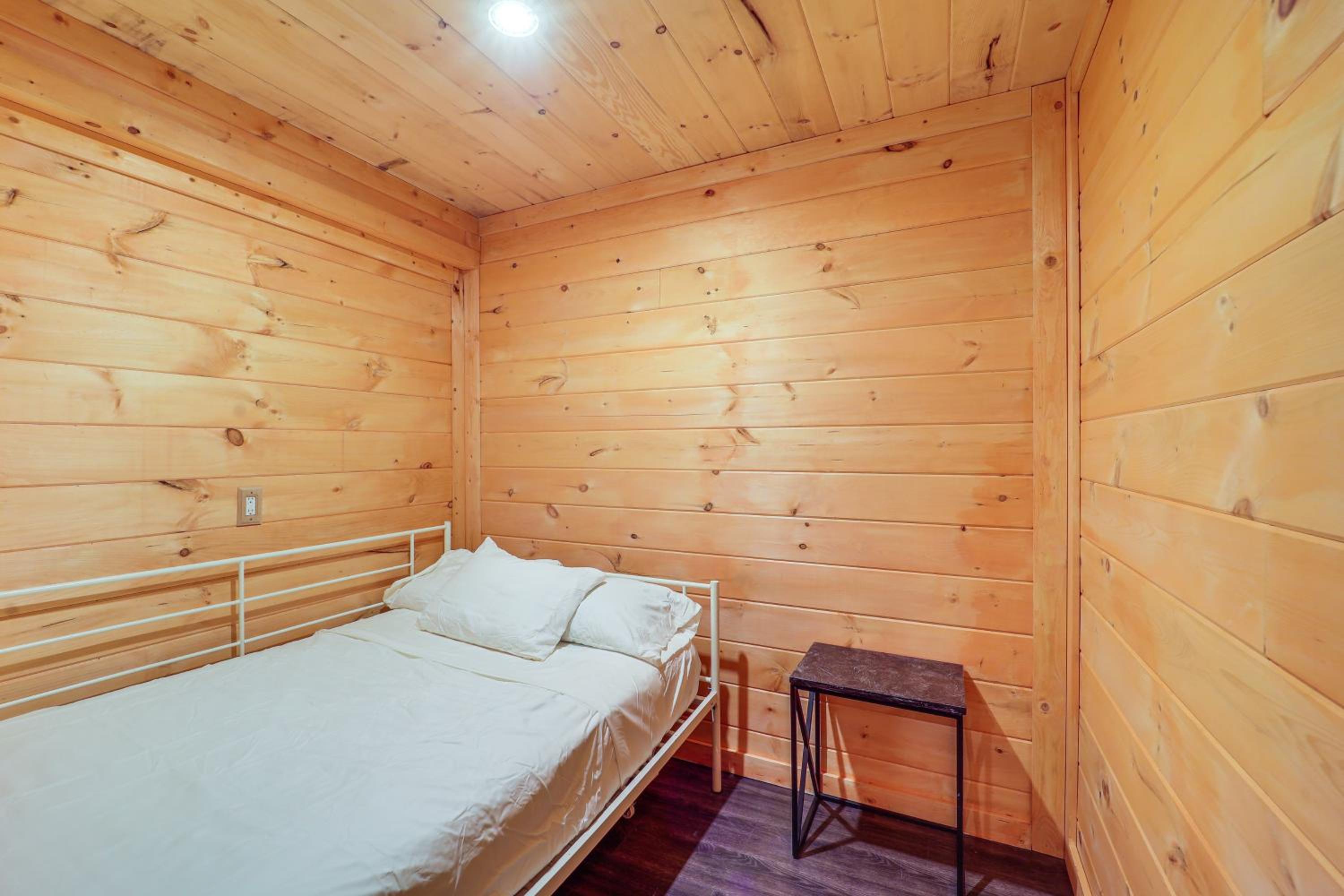 Hike, Fish, Sip and Ski Quiet Apt in Mountain City