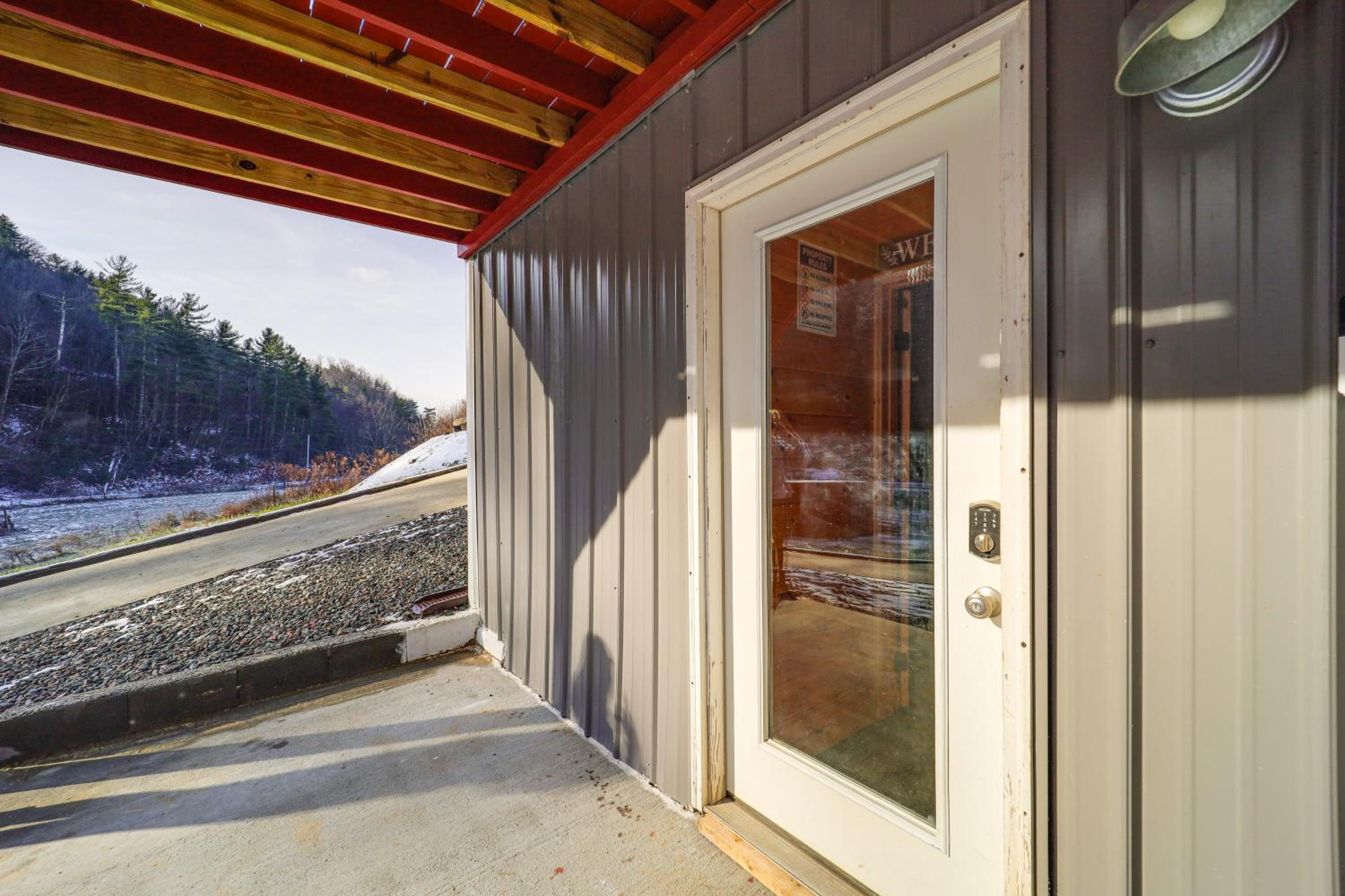 Hike, Fish, Sip and Ski Quiet Apt in Mountain City