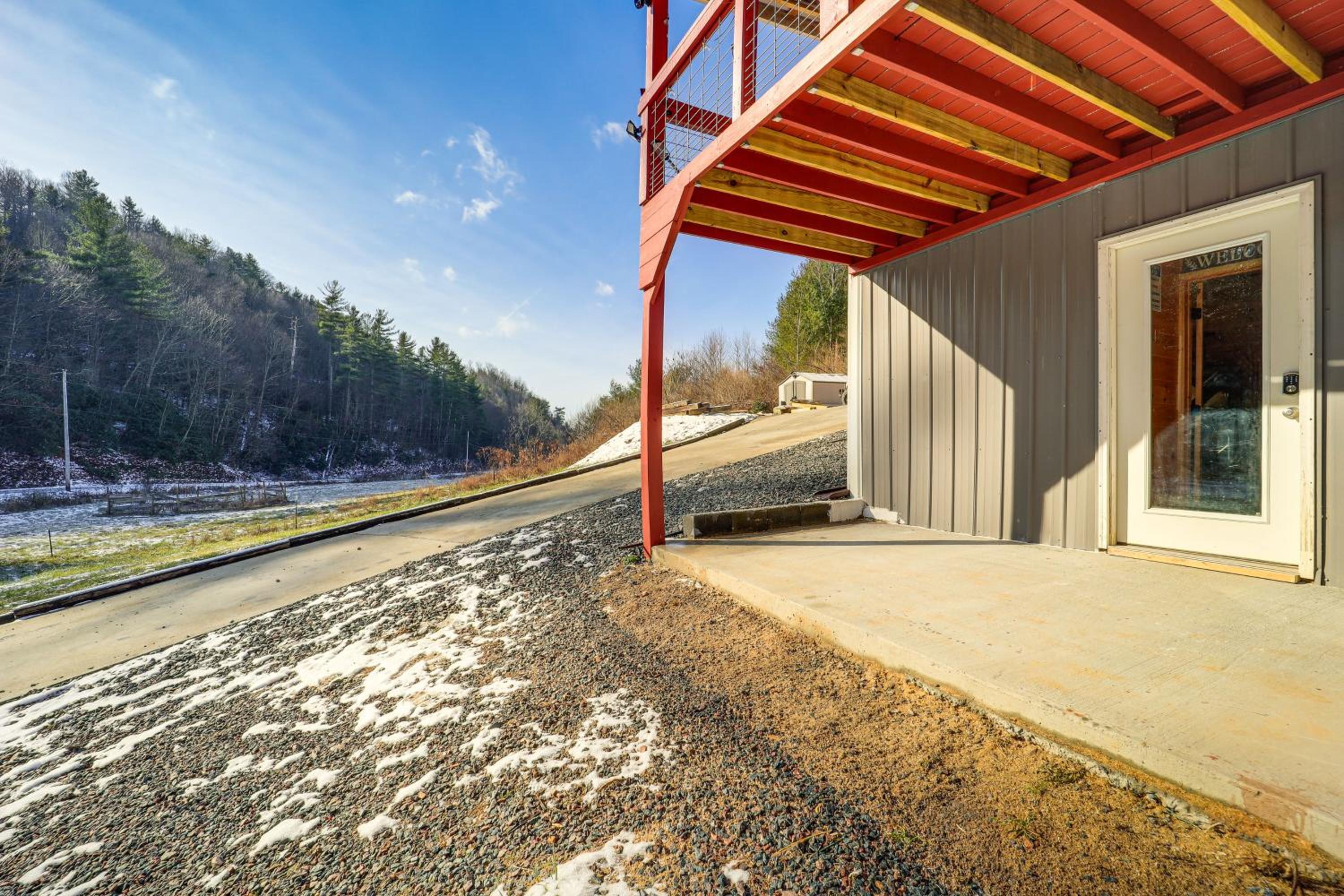 Hike, Fish, Sip and Ski Quiet Apt in Mountain City