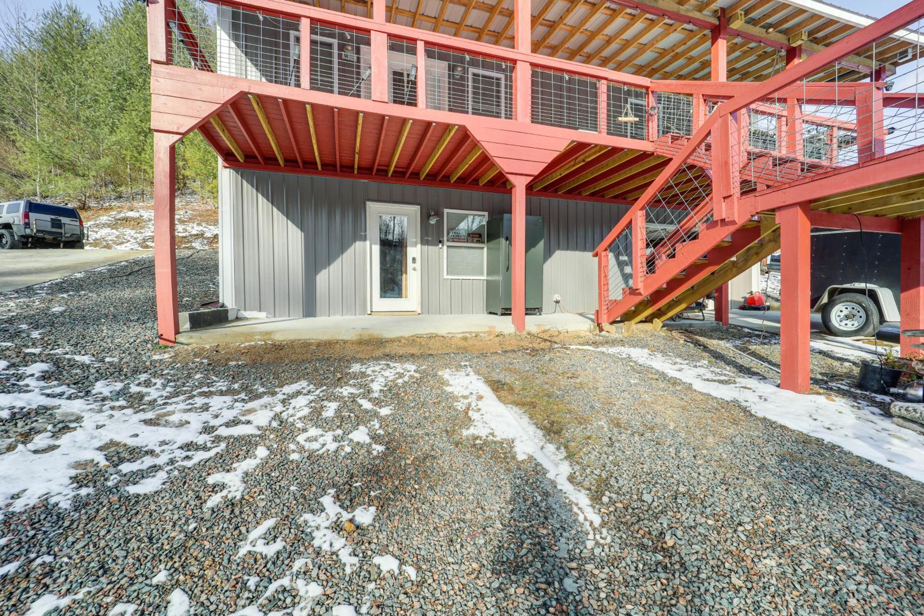 Hike, Fish, Sip and Ski Quiet Apt in Mountain City