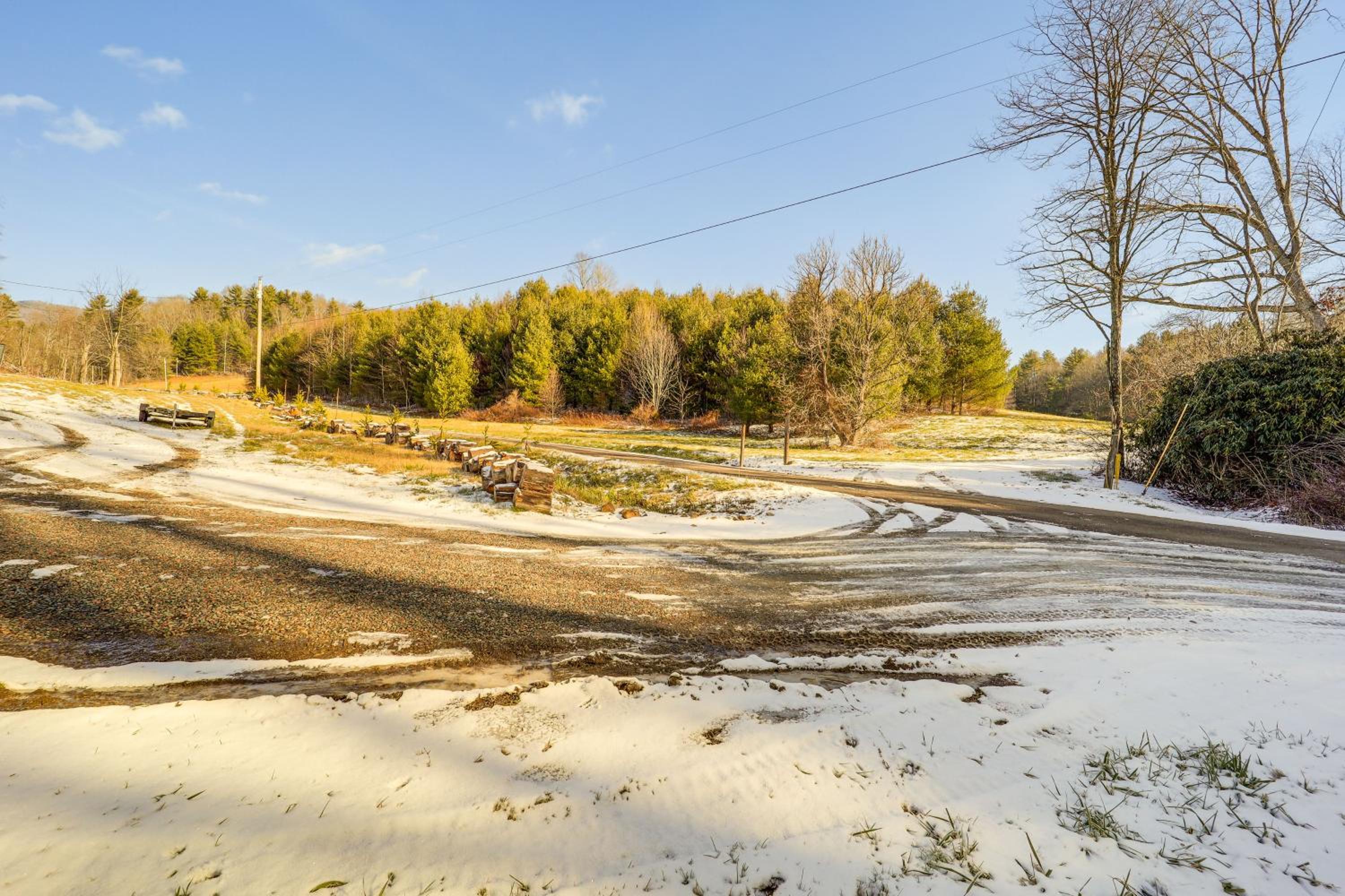 Hike, Fish, Sip and Ski Quiet Apt in Mountain City