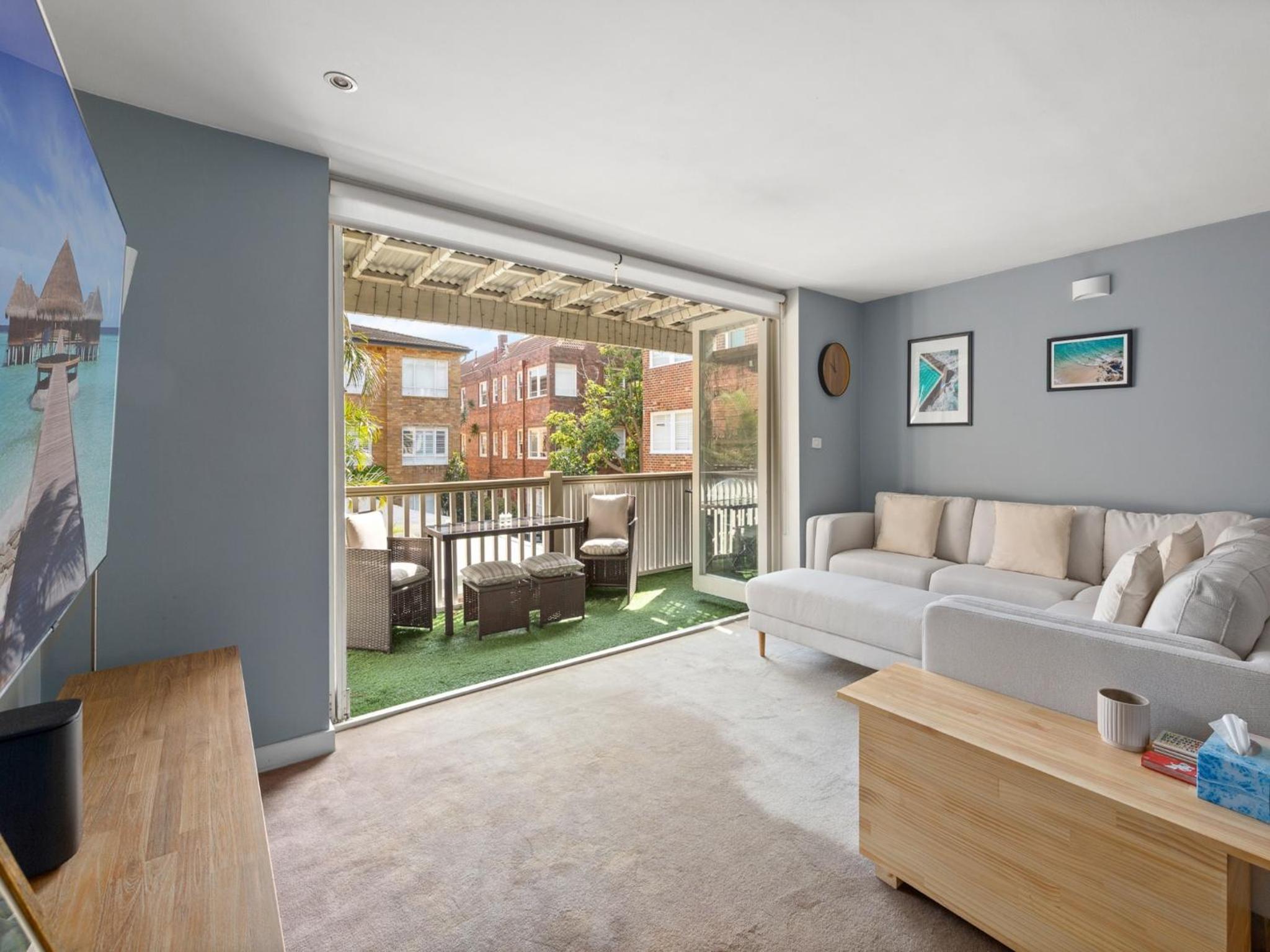 Bright Home Steps from Double Bay Beach