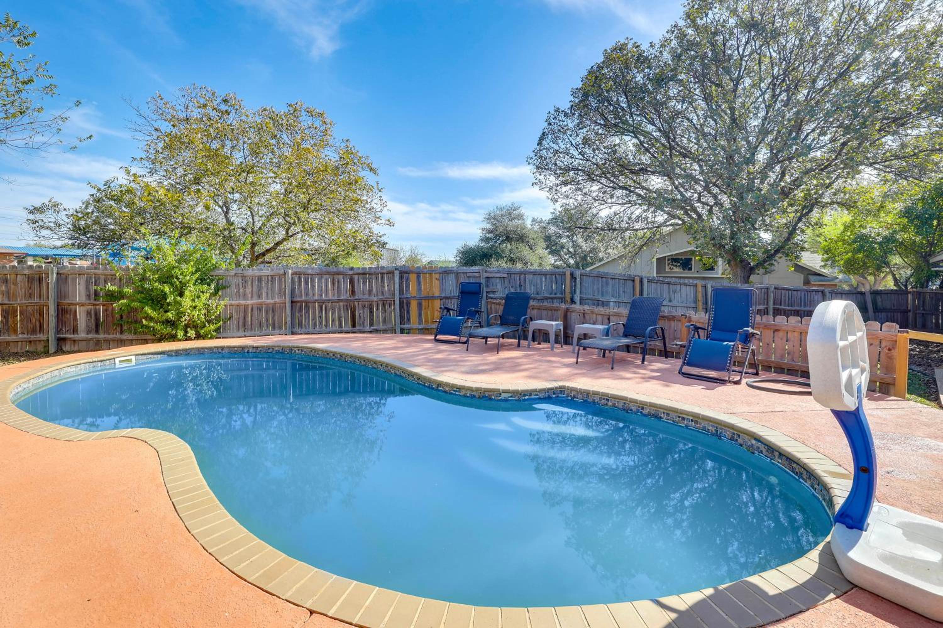 Private Pool and Hot Tub Dog-Friendly Live Oak Home