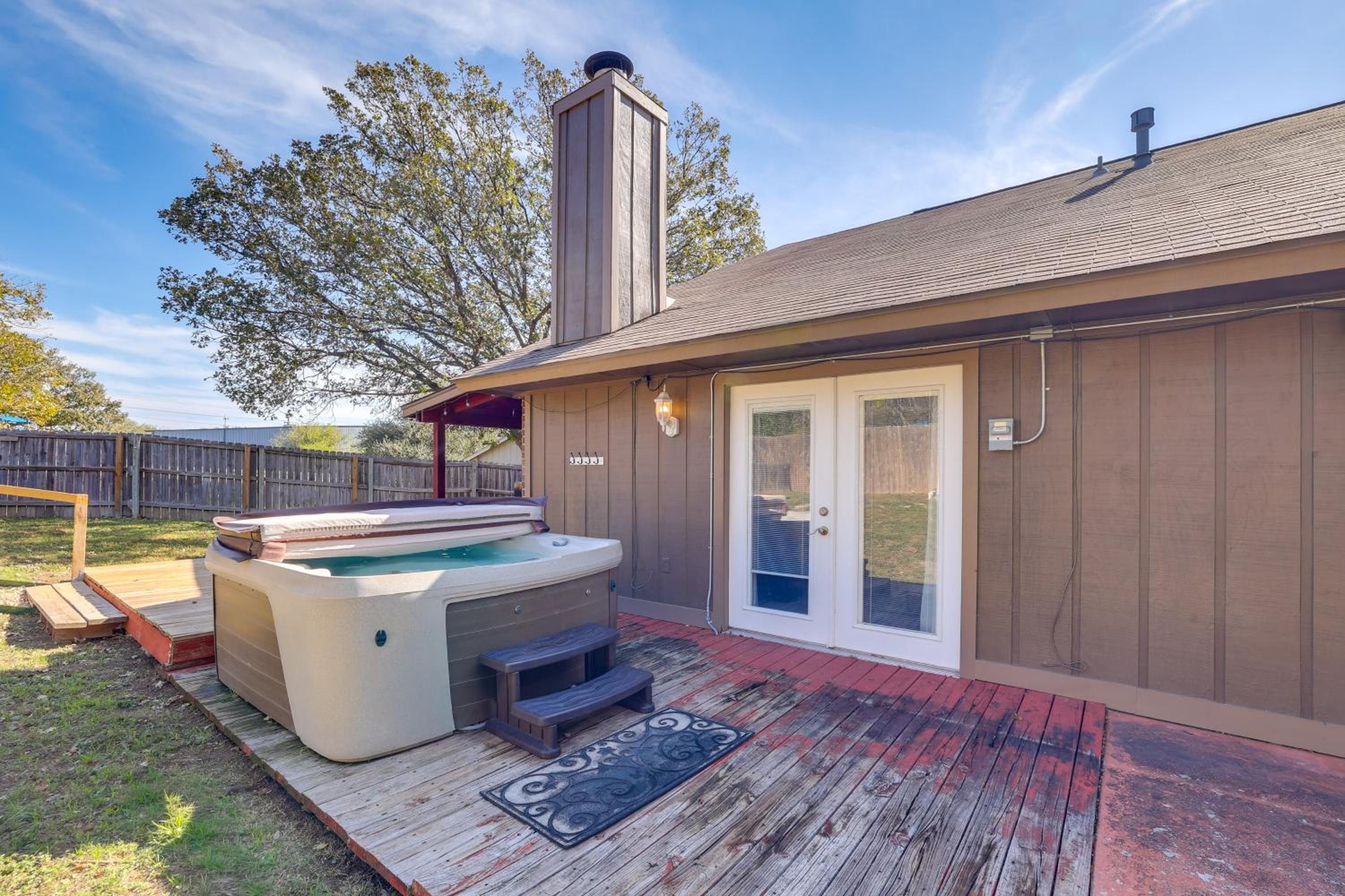 Private Pool and Hot Tub Dog-Friendly Live Oak Home