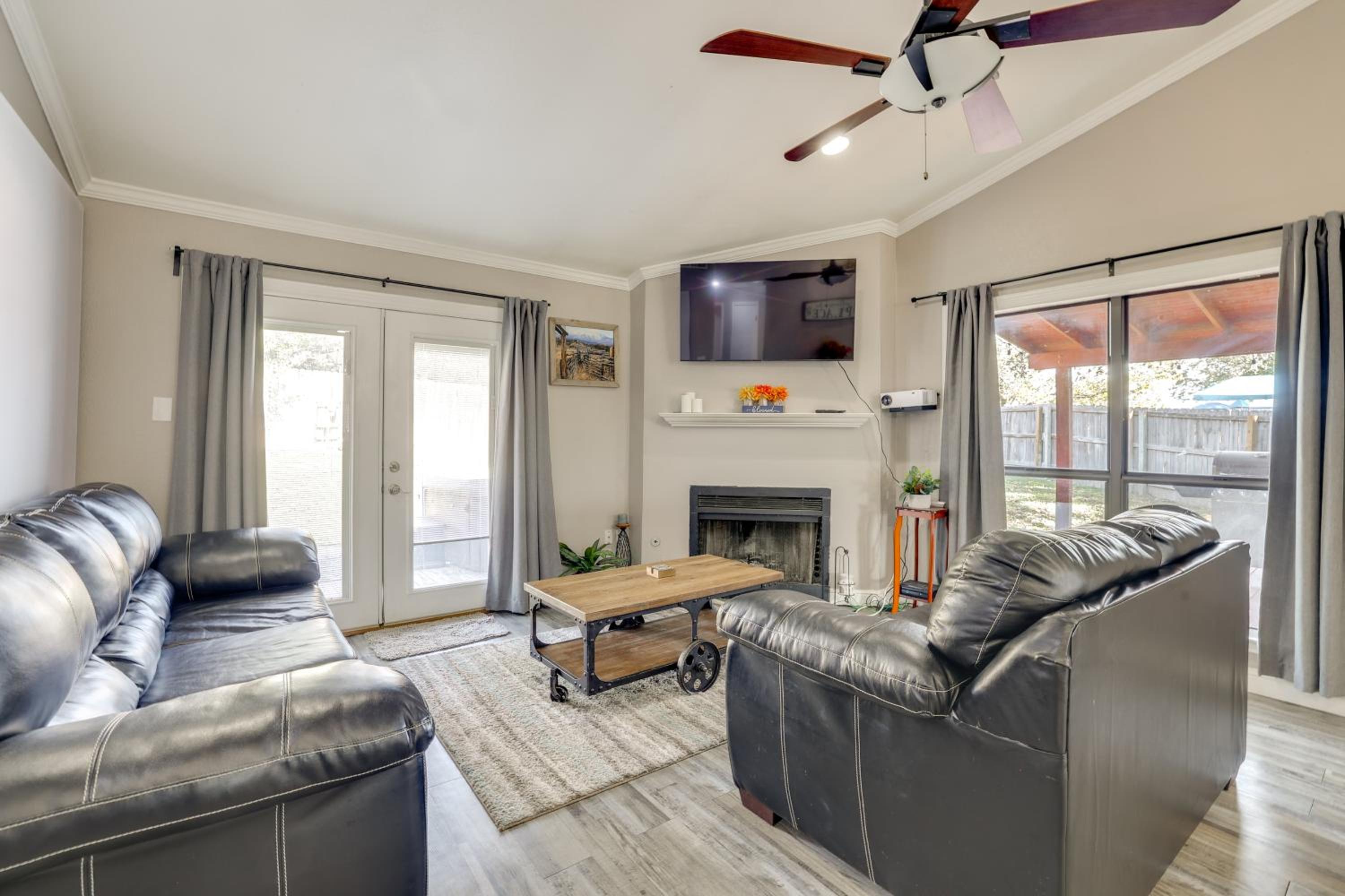 Private Pool and Hot Tub Dog-Friendly Live Oak Home