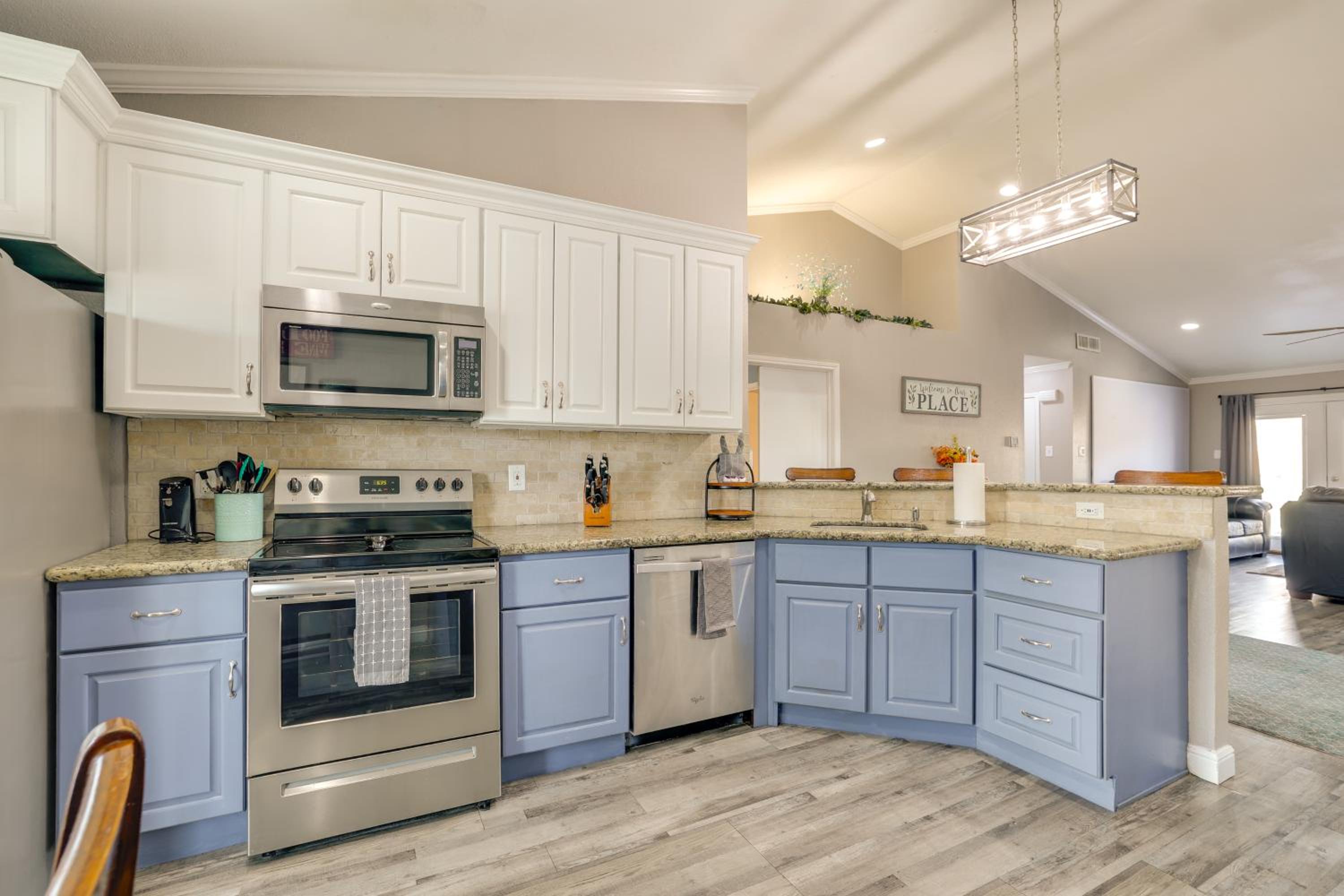 Private Pool and Hot Tub Dog-Friendly Live Oak Home