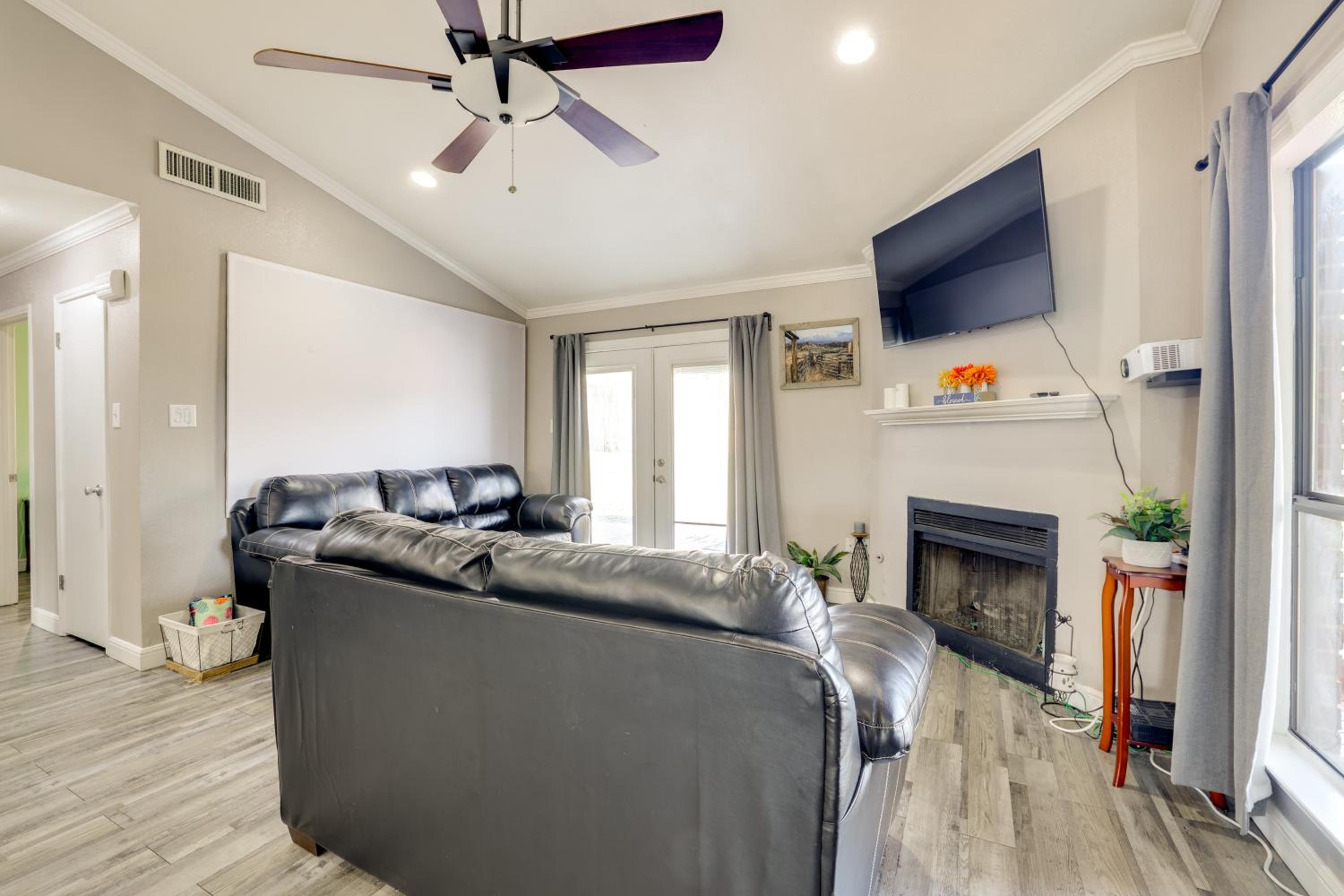 Private Pool and Hot Tub Dog-Friendly Live Oak Home