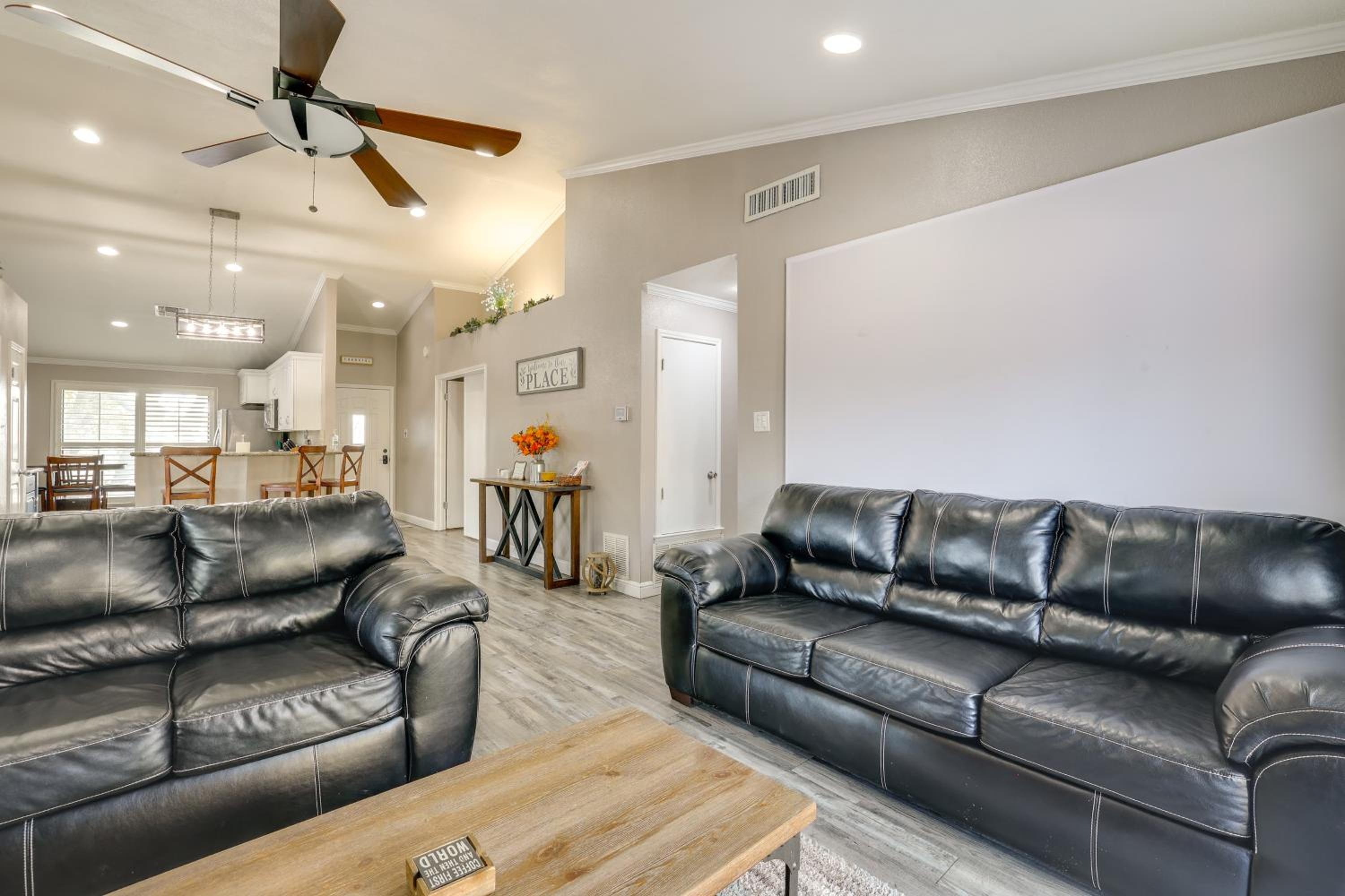 Private Pool and Hot Tub Dog-Friendly Live Oak Home